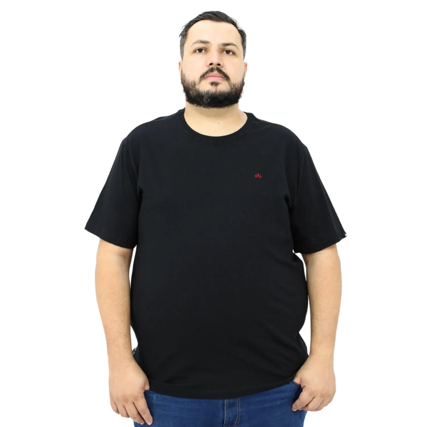 Foto de modelo usando camiseta plus size de algodão premium lisa, na cor preta da Absinto Men.