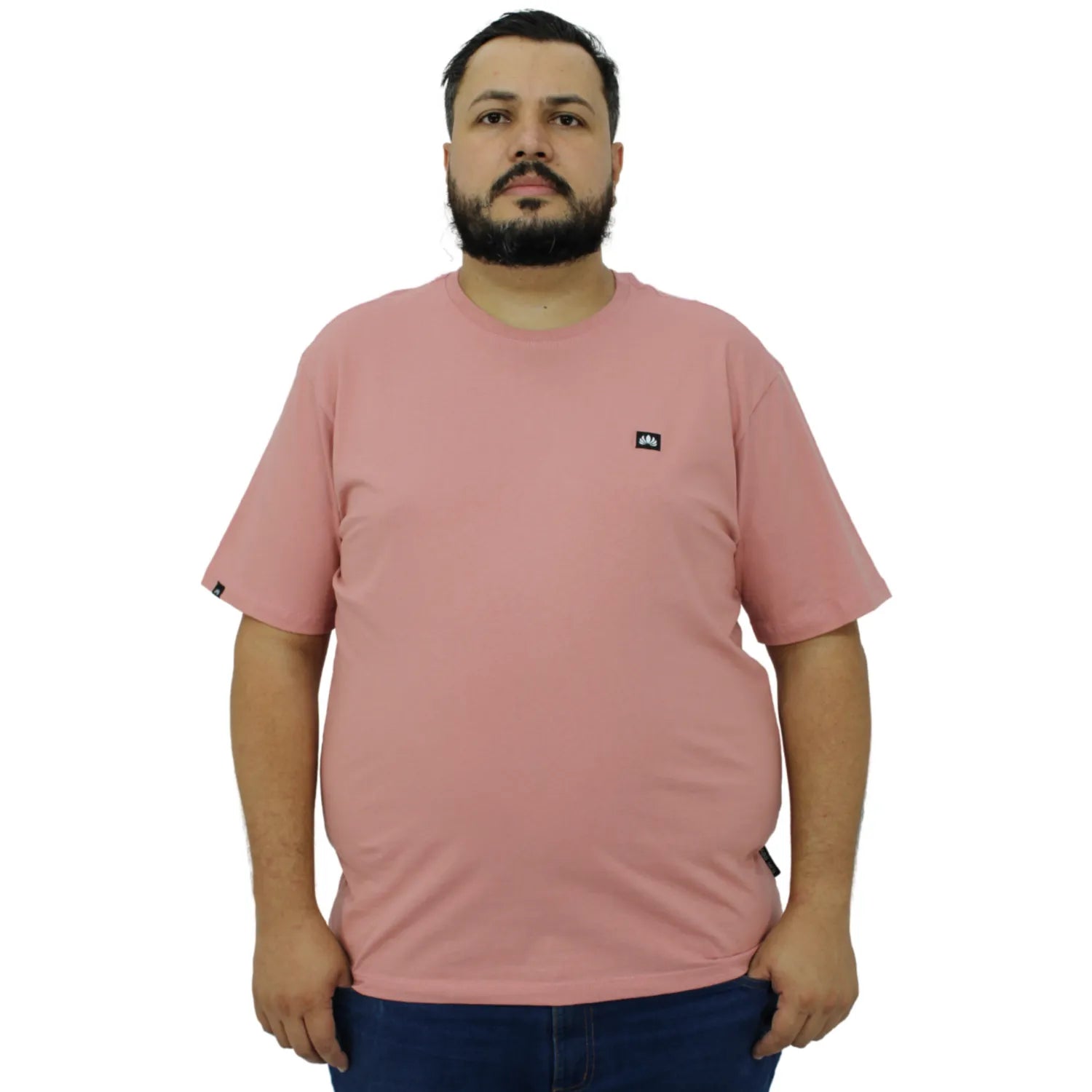 Foto de modelo usando camiseta plus size de algodão premium lisa, na cor rosa da Absinto Men.
