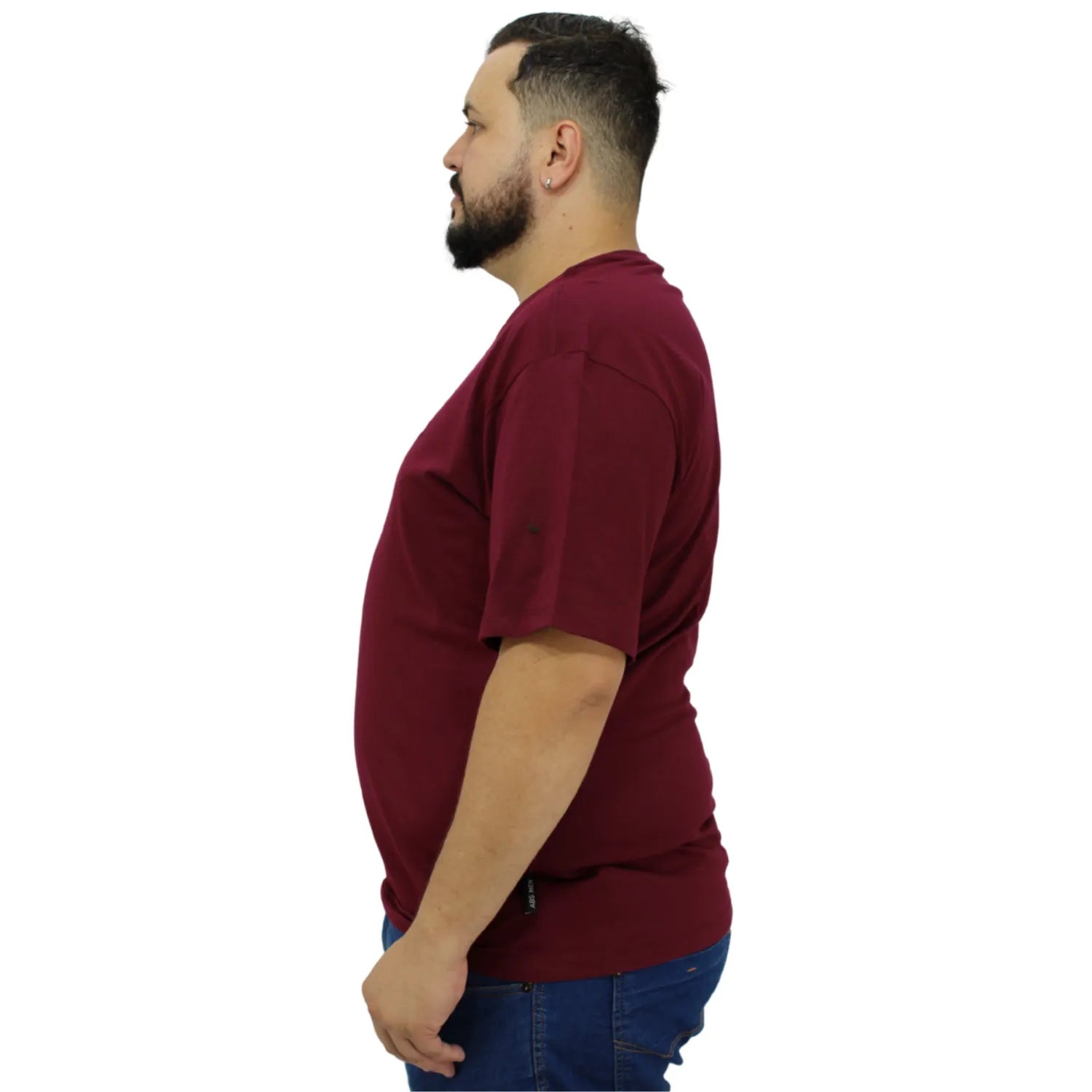 Foto de modelo usando camiseta plus size de algodão premium lisa, na cor bordô da Absinto Men.