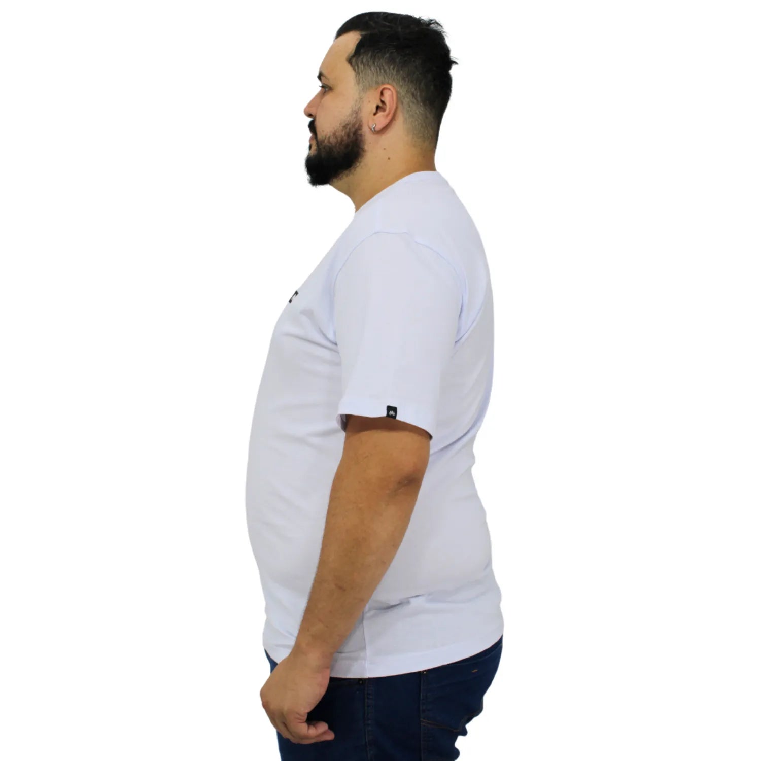 Foto de modelo usando camiseta plus size de algodão premium lisa, na cor branca da Absinto Men.