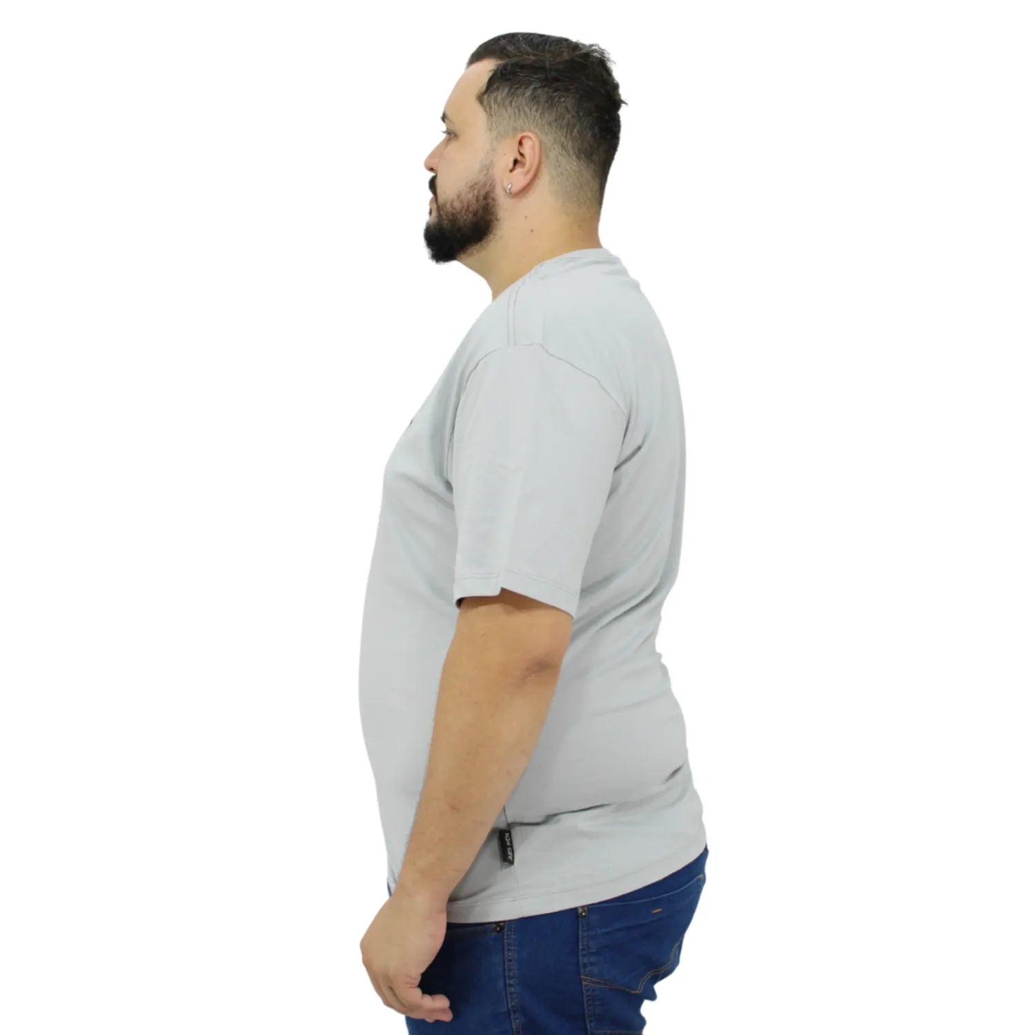 Foto de modelo usando camiseta plus size de algodão premium lisa, na cor cinza da Absinto Men.