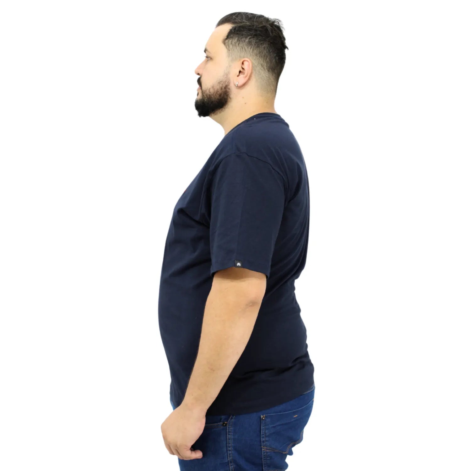Foto de modelo usando camiseta plus size de algodão premium lisa, na cor marinho da Absinto Men.