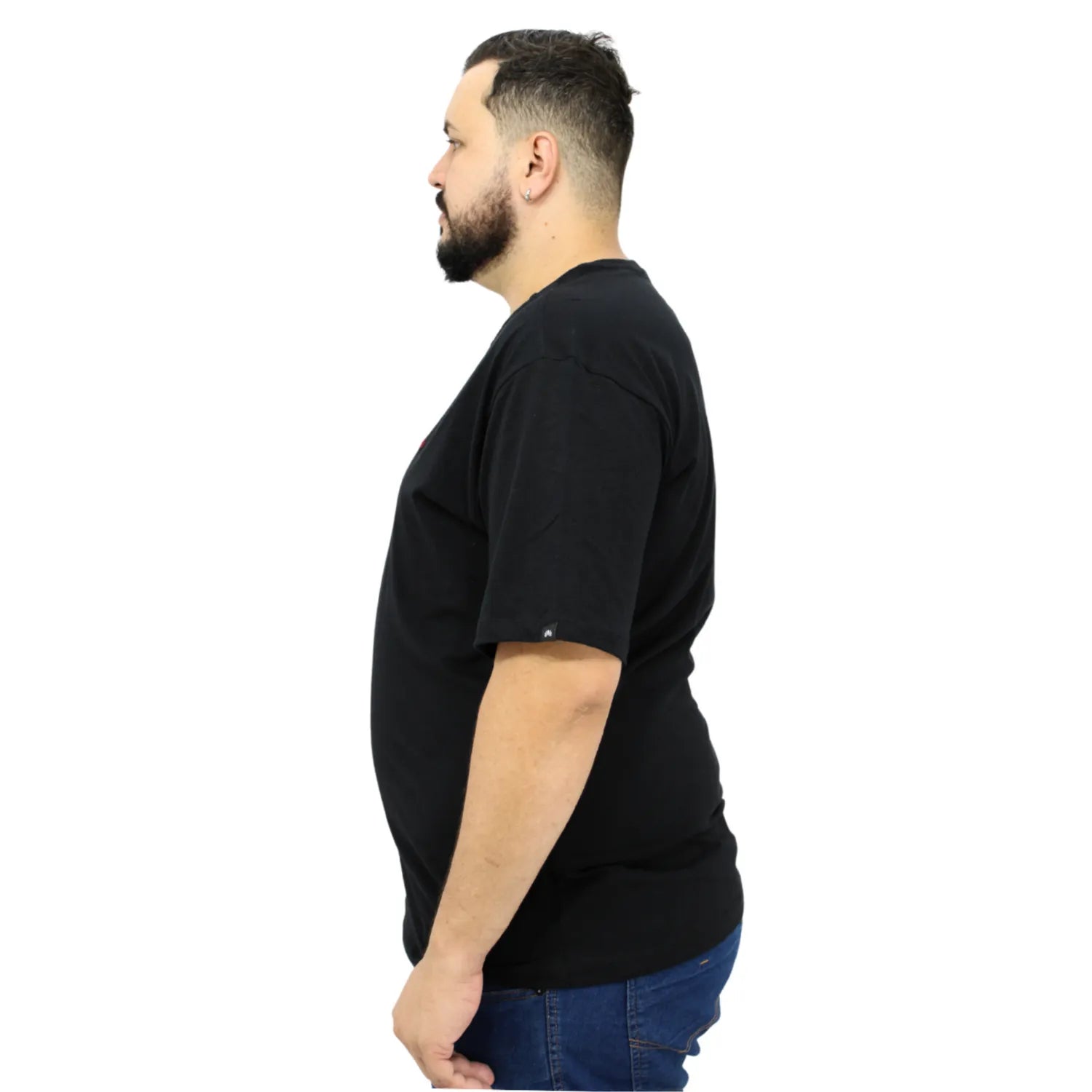 Foto de modelo usando camiseta plus size de algodão premium lisa, na cor preta da Absinto Men.