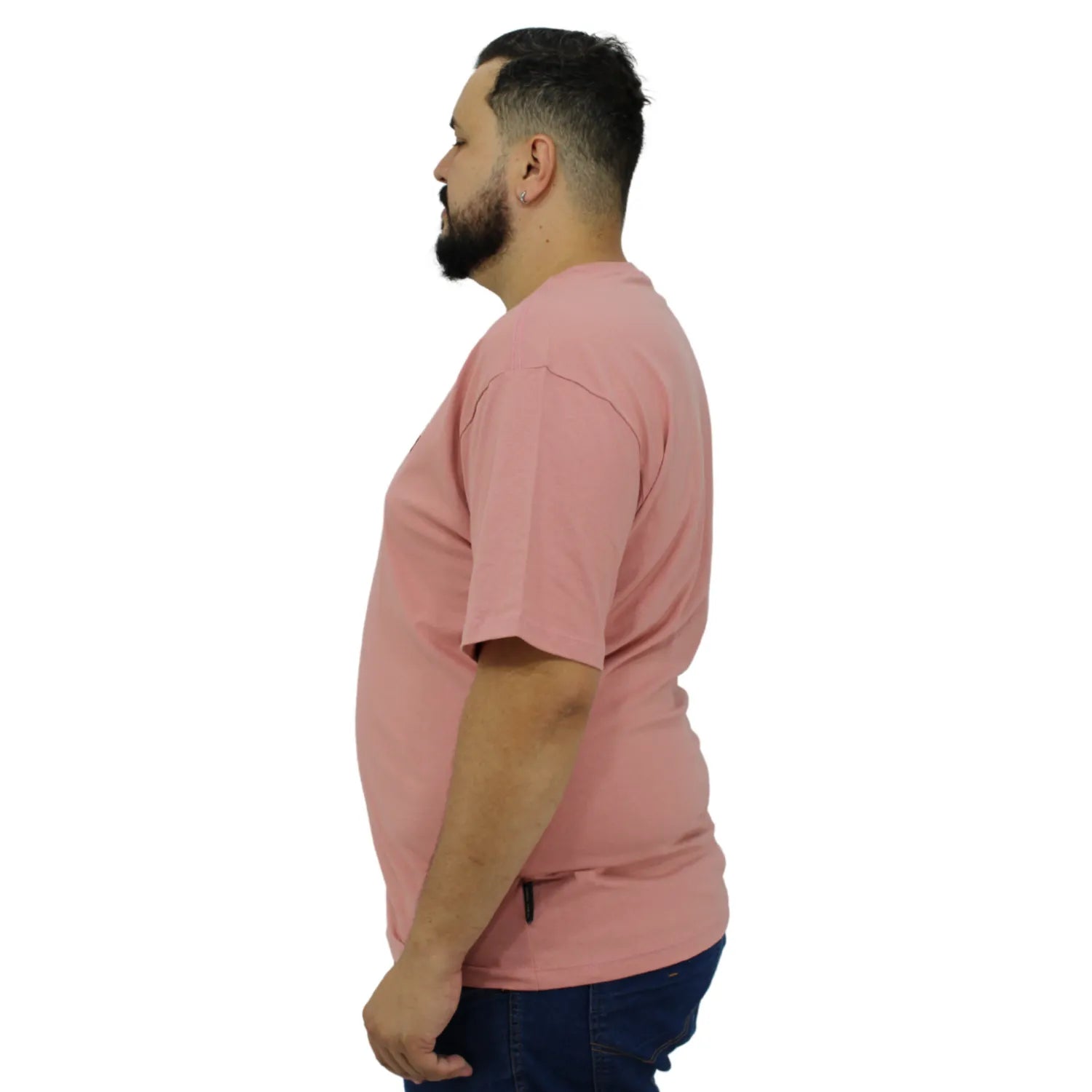 Foto de modelo usando camiseta plus size de algodão premium lisa, na cor rosa da Absinto Men.