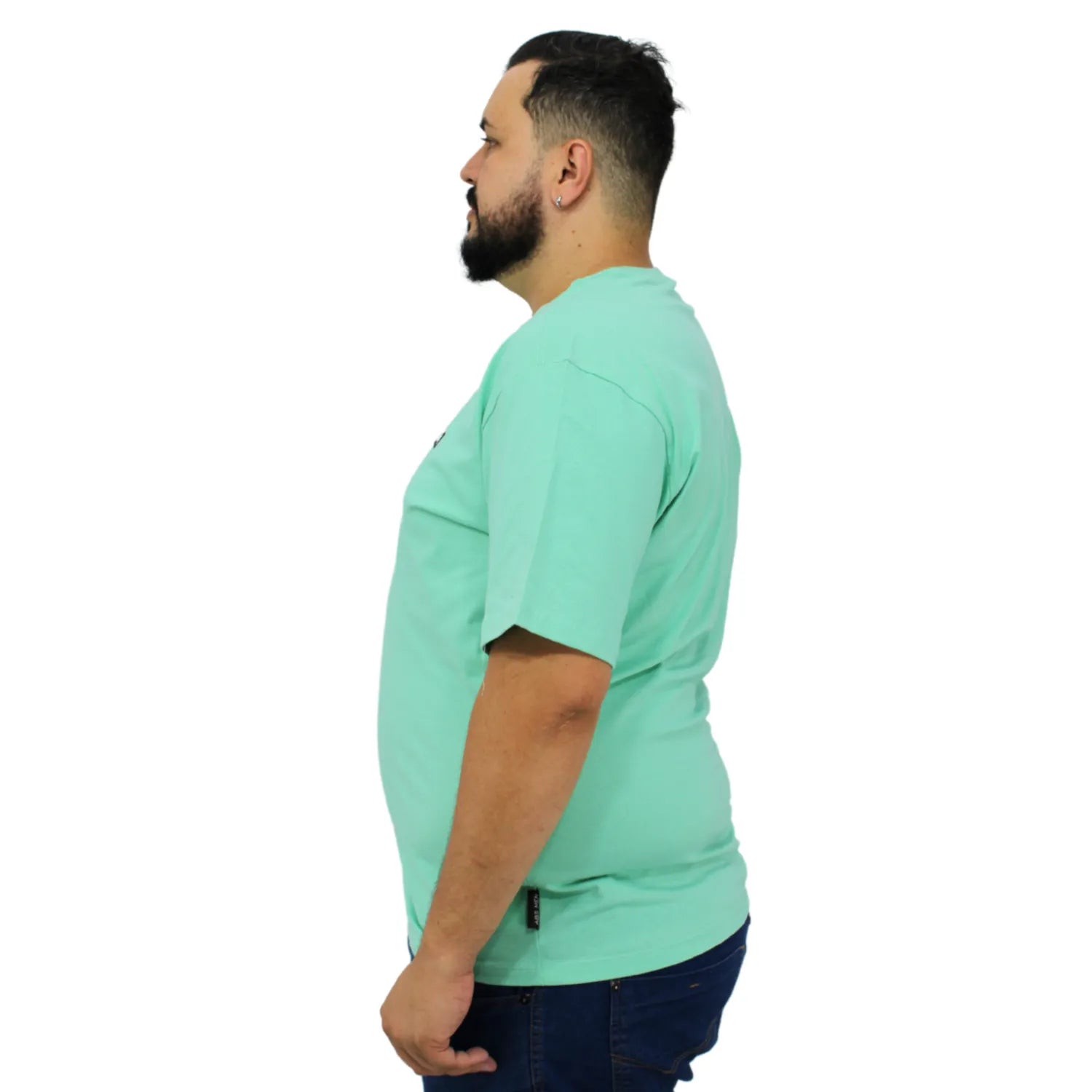 Foto de modelo usando camiseta plus size de algodão premium lisa, na cor verde da Absinto Men.
