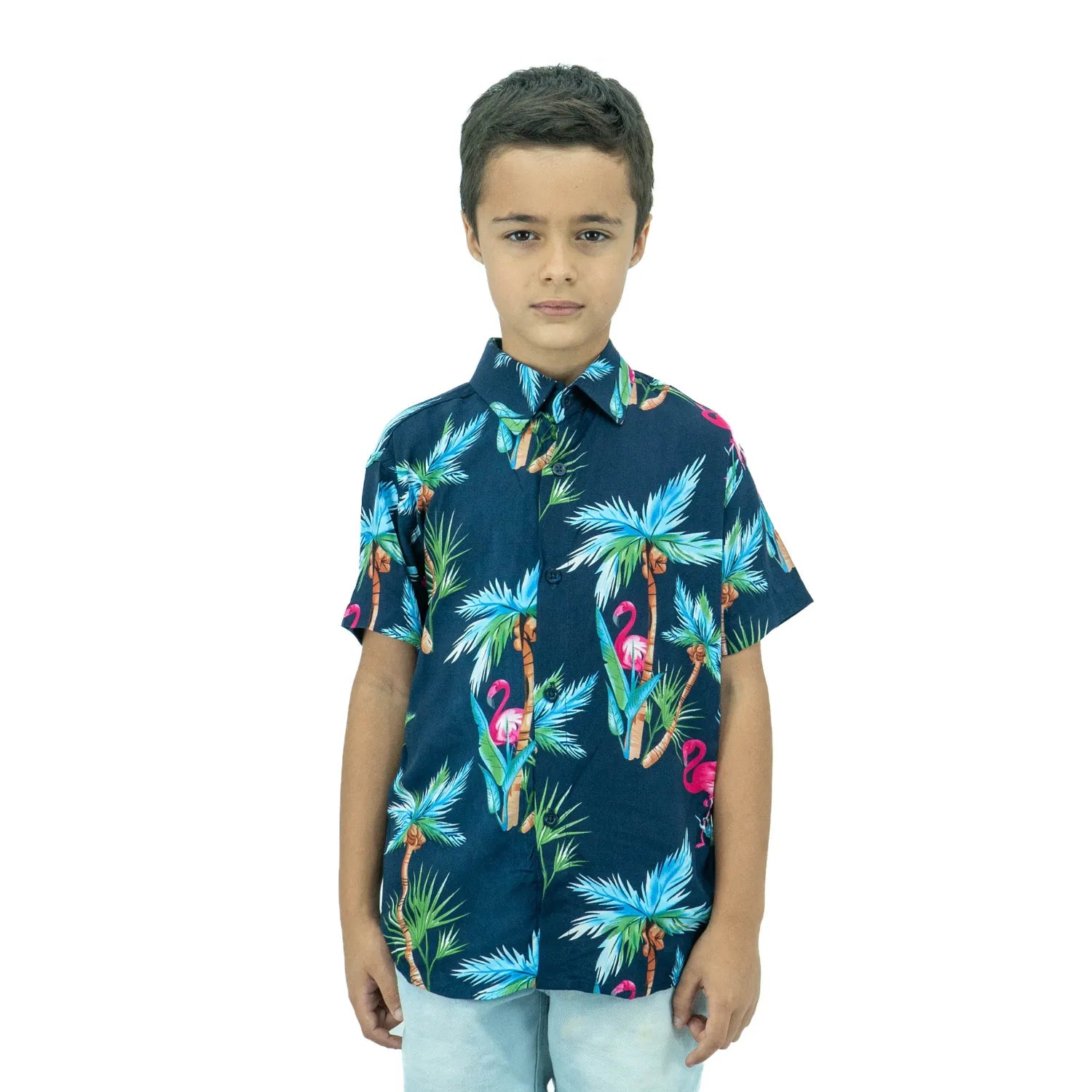 Criança usando a camisa infantil Absinto Men azul marinho de estampa de flamingo, mostrando a modelagem moderna e confortável.