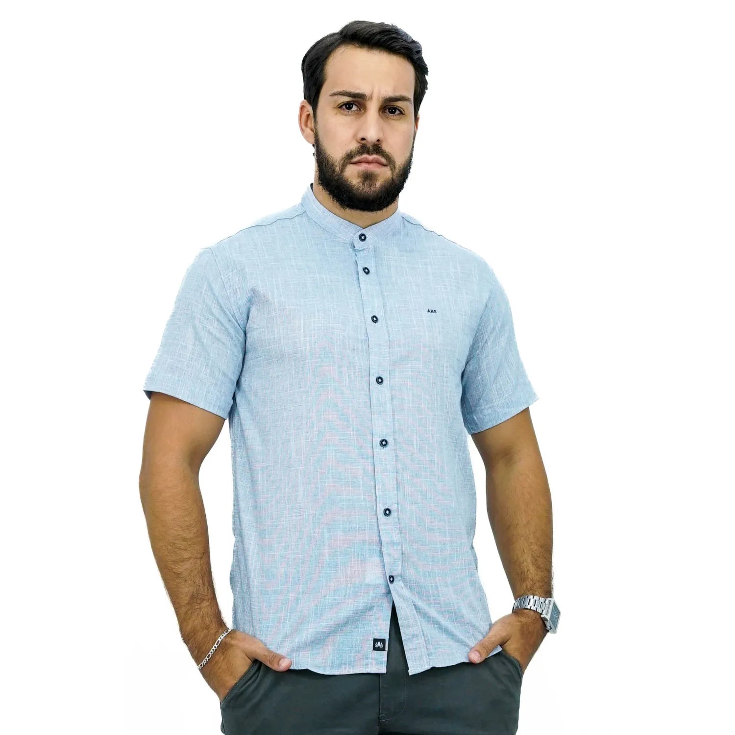 Camisa masculina gola padre manga curta 100% algodão estilo linho, na cor azul . Foto de modelo vestindo a camisa casual da marca Absinto Men.