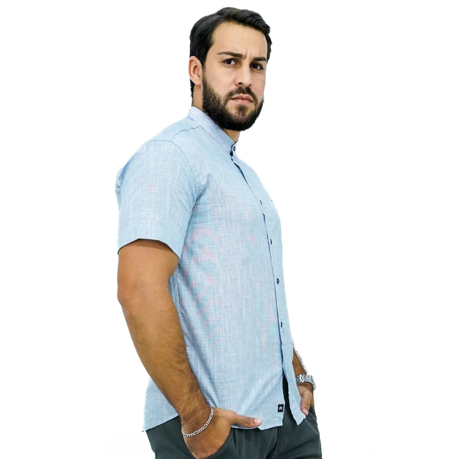 Camisa masculina gola padre manga curta 100% algodão estilo linho, na cor azul . Foto de modelo vestindo a camisa casual da marca Absinto Men.