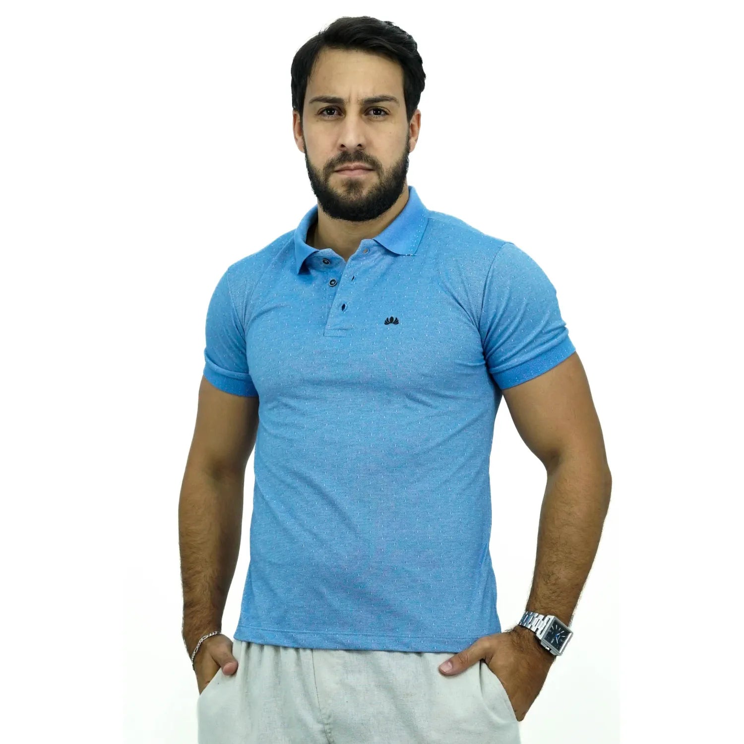 Modelo vestindo camisa gola polo maquinetada, de algodão e poliéster, na cor azul da marca Absinto Men.