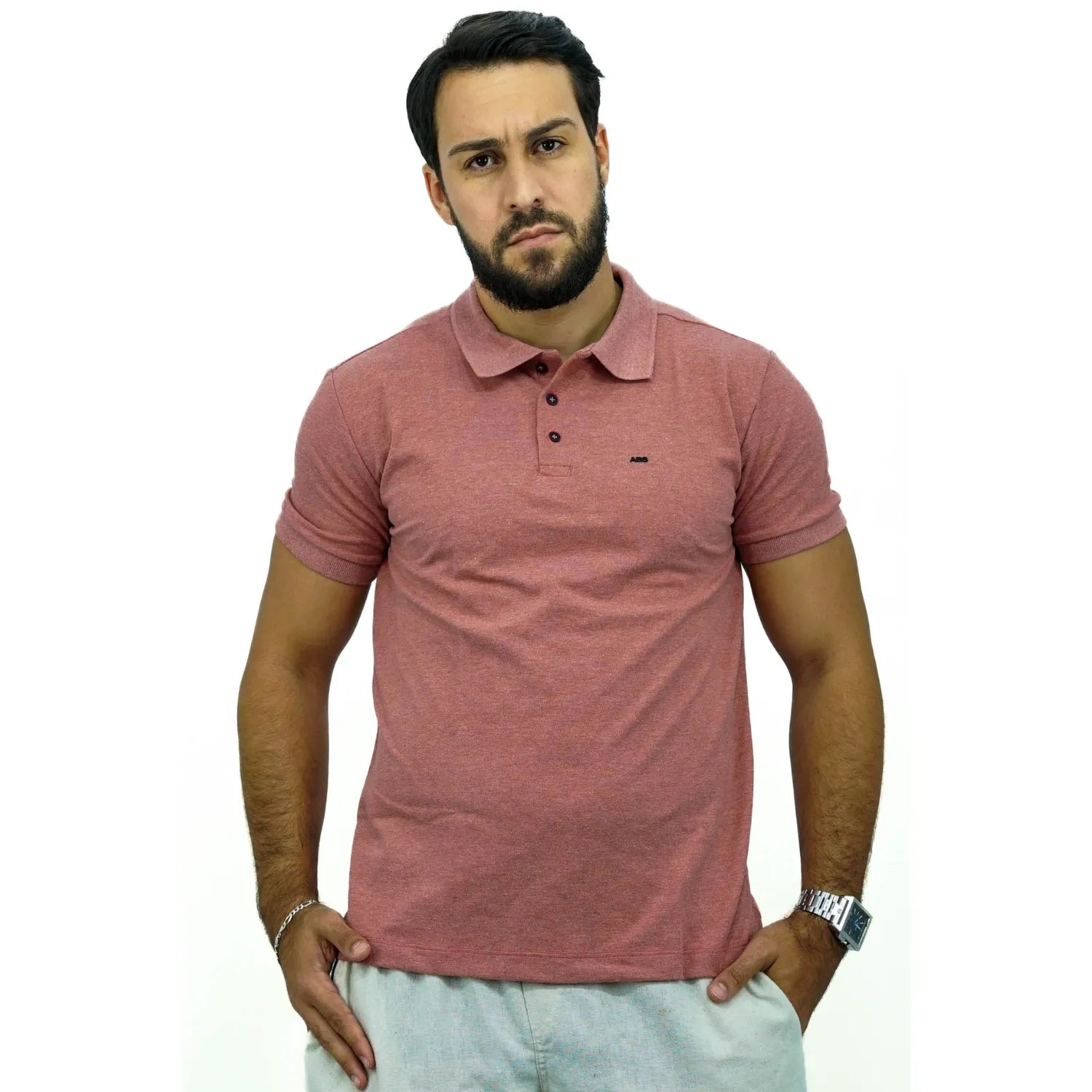 Modelo usando camisa gola polo de algodão e poliéster, lisa, na cor salmão da Absinto Men.