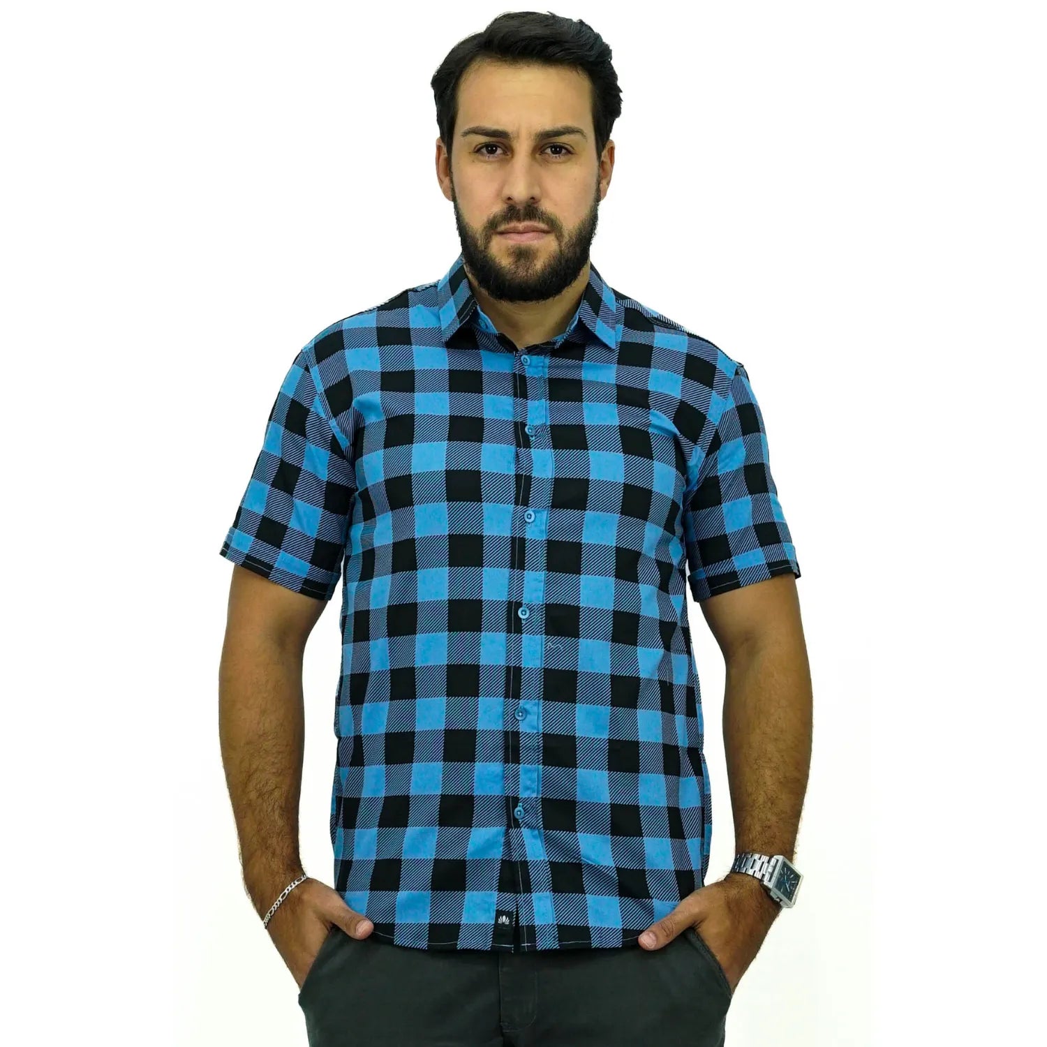 Camisa masculina manga curta 100% algodão, com estampa xadrez na cor azul. Foto de modelo vestindo a camisa casual da marca Absinto Men.