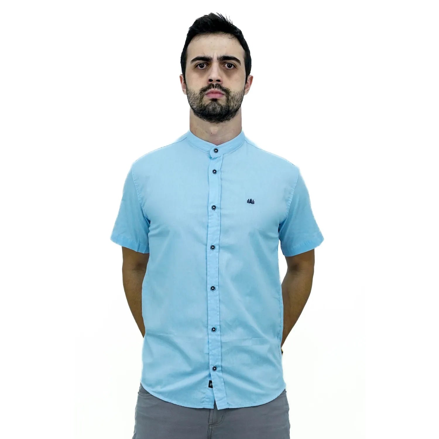 Camisa masculina manga curta gola padre lisa azul bebê 100% algodão, da marca Absinto Men. Foto de modelo vestindo a camisa social casual com botões escuros.
