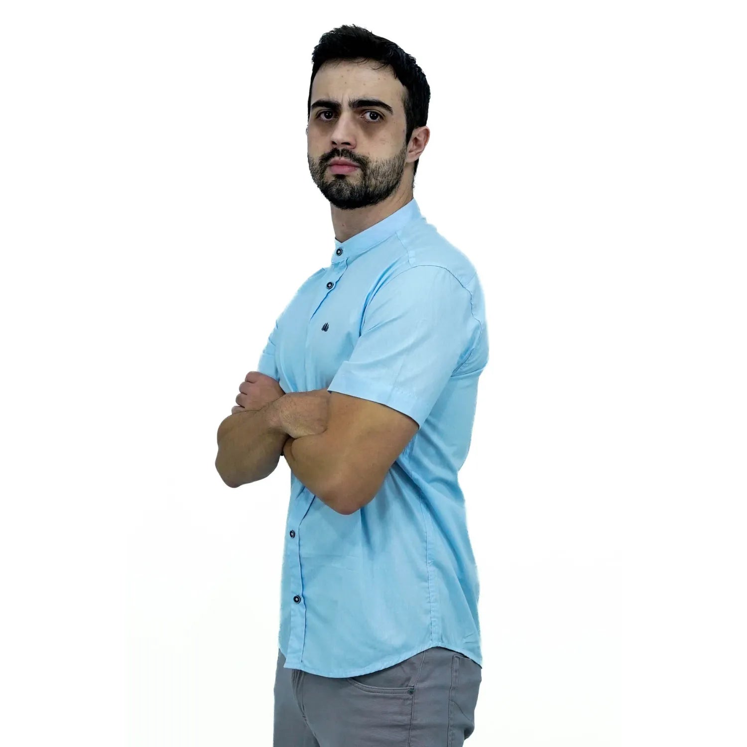 Camisa masculina manga curta gola padre lisa azul bebê 100% algodão, da marca Absinto Men. Foto de modelo vestindo a camisa social casual com botões escuros.