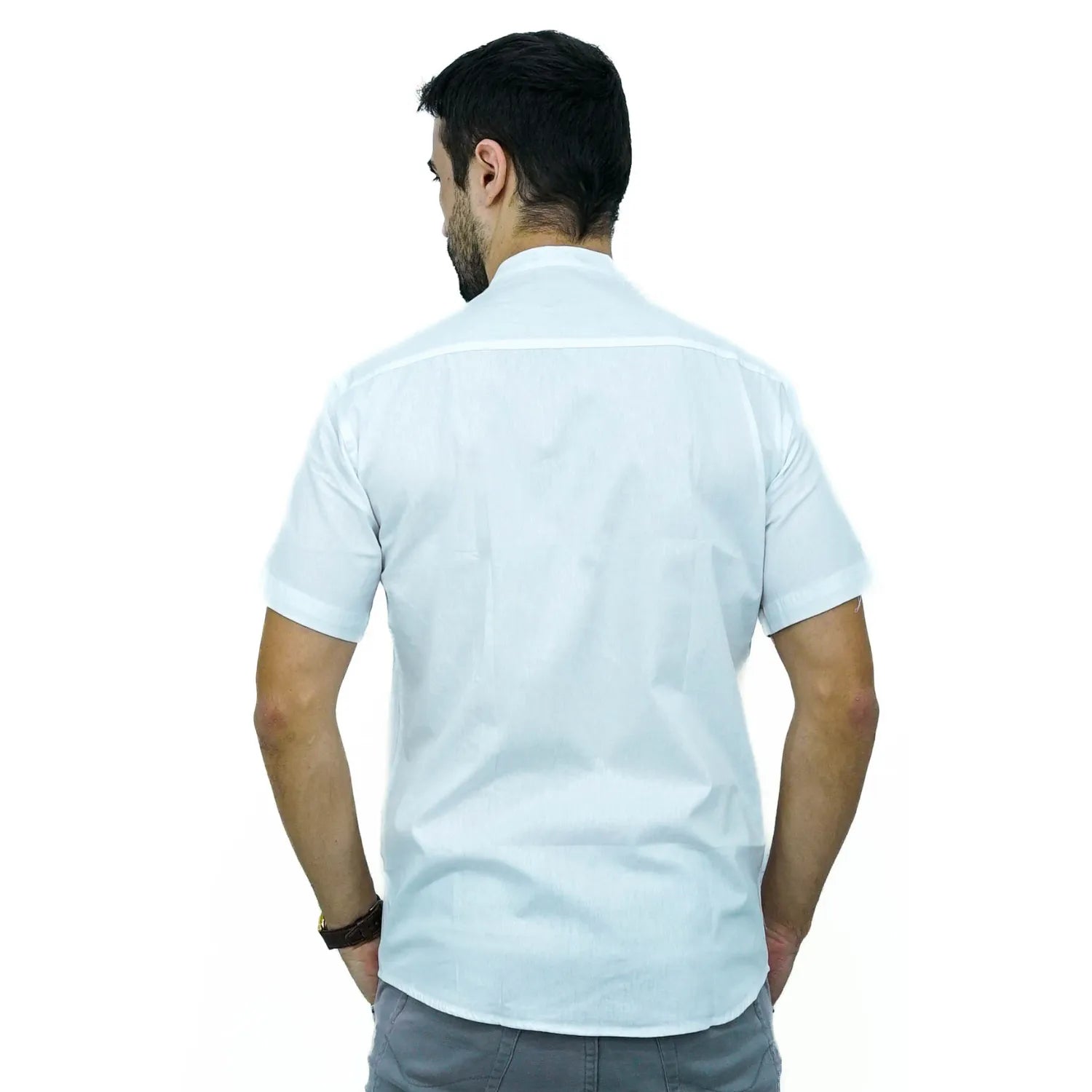 Camisa masculina manga curta gola padre lisa branca 100% algodão, da marca Absinto Men. Foto de modelo vestindo a camisa social casual com botões escuros