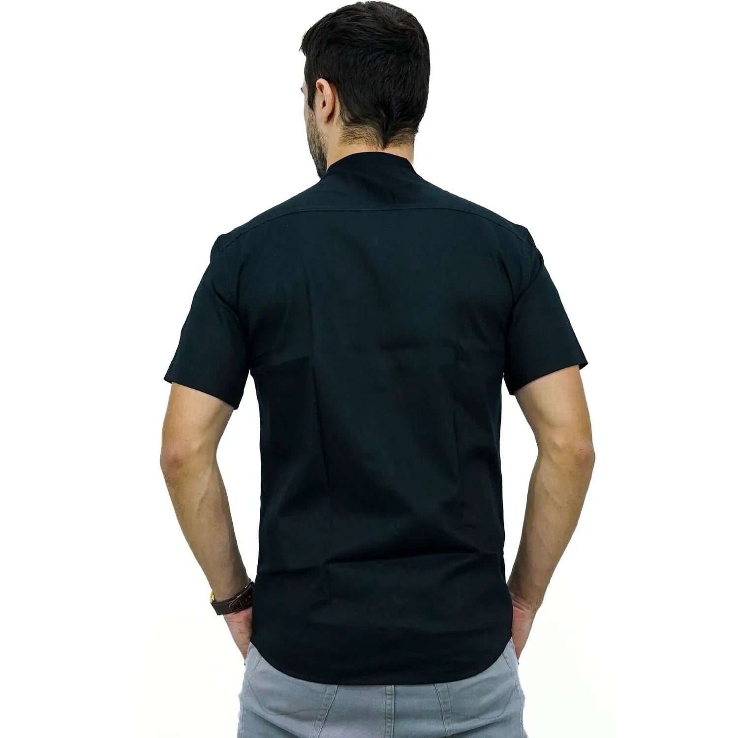 Camisa masculina manga curta gola padre lisa preta 100% algodão, da marca Absinto Men. Foto de modelo vestindo a camisa social casual com botões escuros