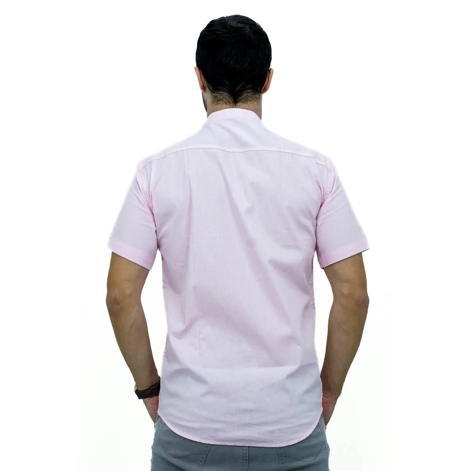 Camisa masculina manga curta gola padre lisa rosa 100% algodão, da marca Absinto Men. Foto de modelo vestindo a camisa social casual com botões escuros