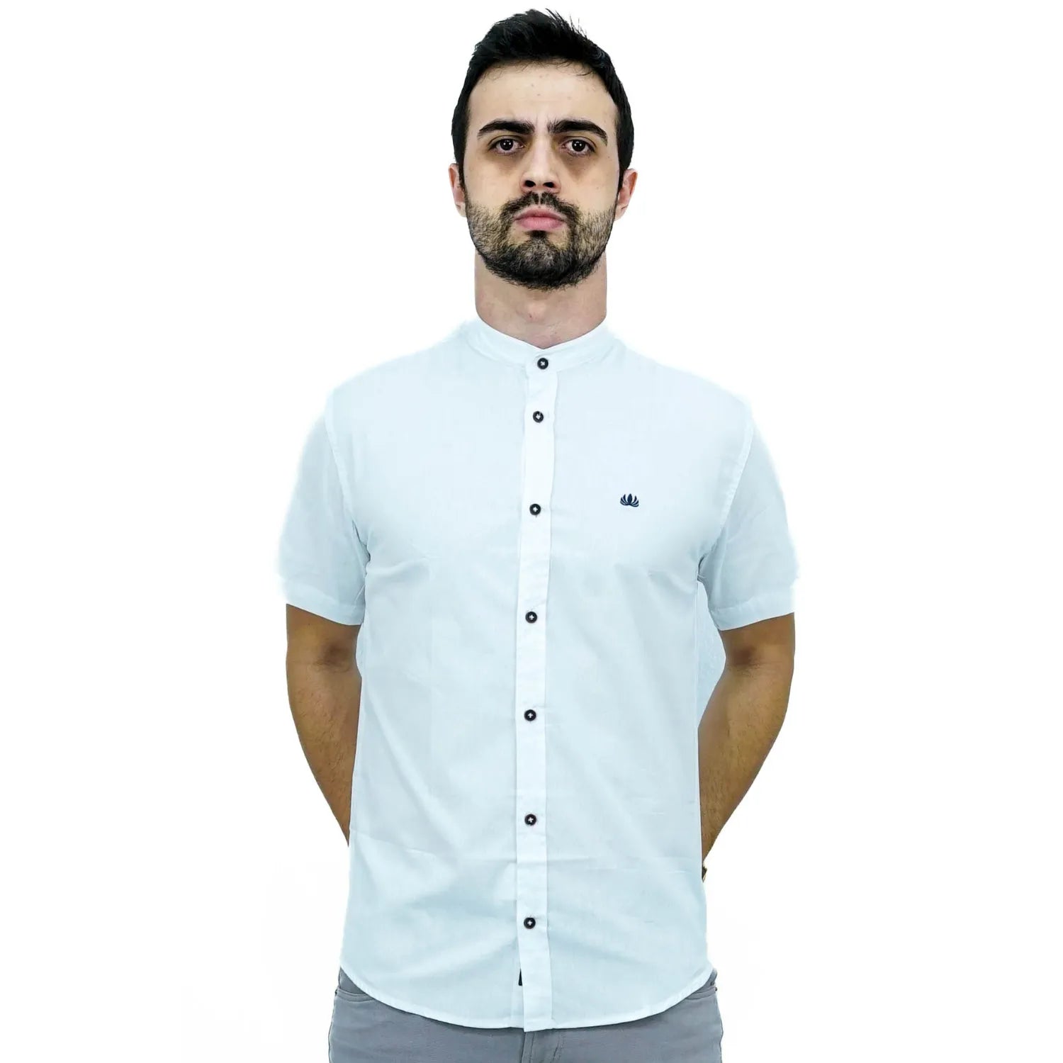 Camisa masculina manga curta gola padre lisa branca 100% algodão, da marca Absinto Men. Foto de modelo vestindo a camisa social casual com botões escuros