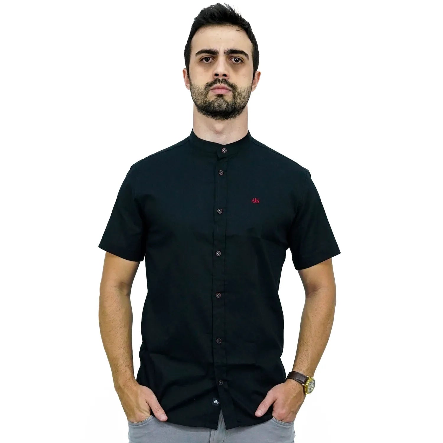 Camisa masculina manga curta gola padre lisa preta 100% algodão, da marca Absinto Men. Foto de modelo vestindo a camisa social casual com botões escuros