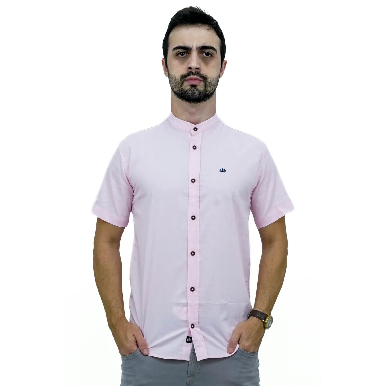 Camisa masculina manga curta gola padre lisa rosa 100% algodão, da marca Absinto Men. Foto de modelo vestindo a camisa social casual com botões escuros