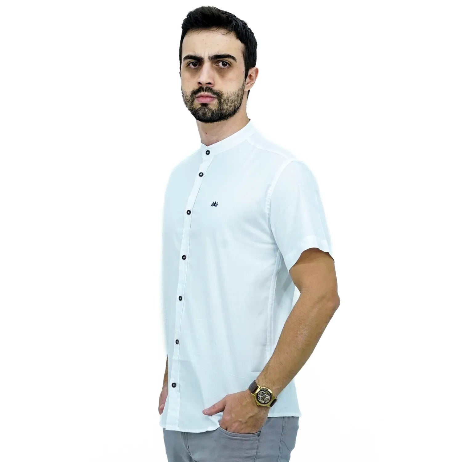 Camisa masculina manga curta gola padre lisa branca 100% algodão, da marca Absinto Men. Foto de modelo vestindo a camisa social casual com botões escuros