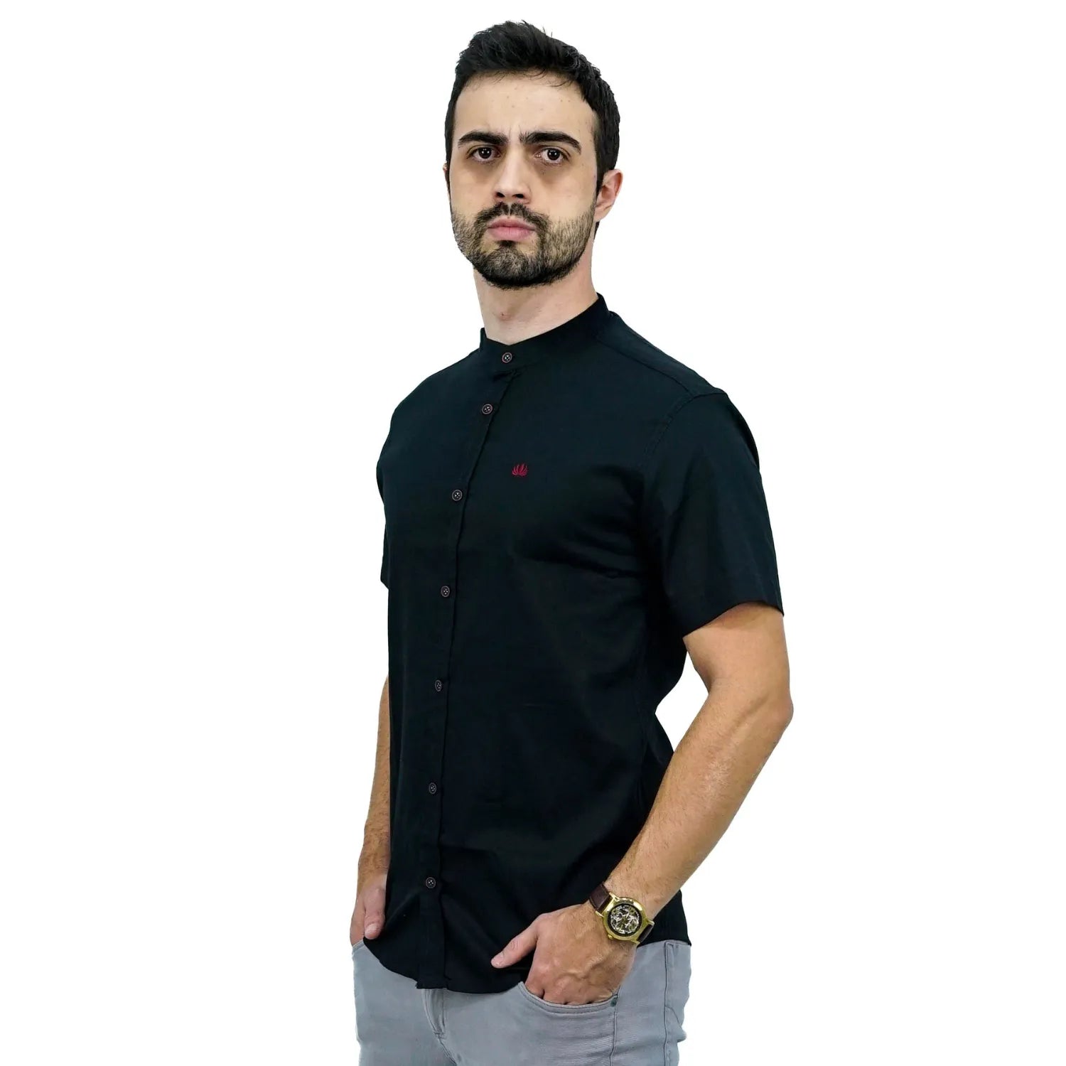Camisa masculina manga curta gola padre lisa preta 100% algodão, da marca Absinto Men. Foto de modelo vestindo a camisa social casual com botões escuros