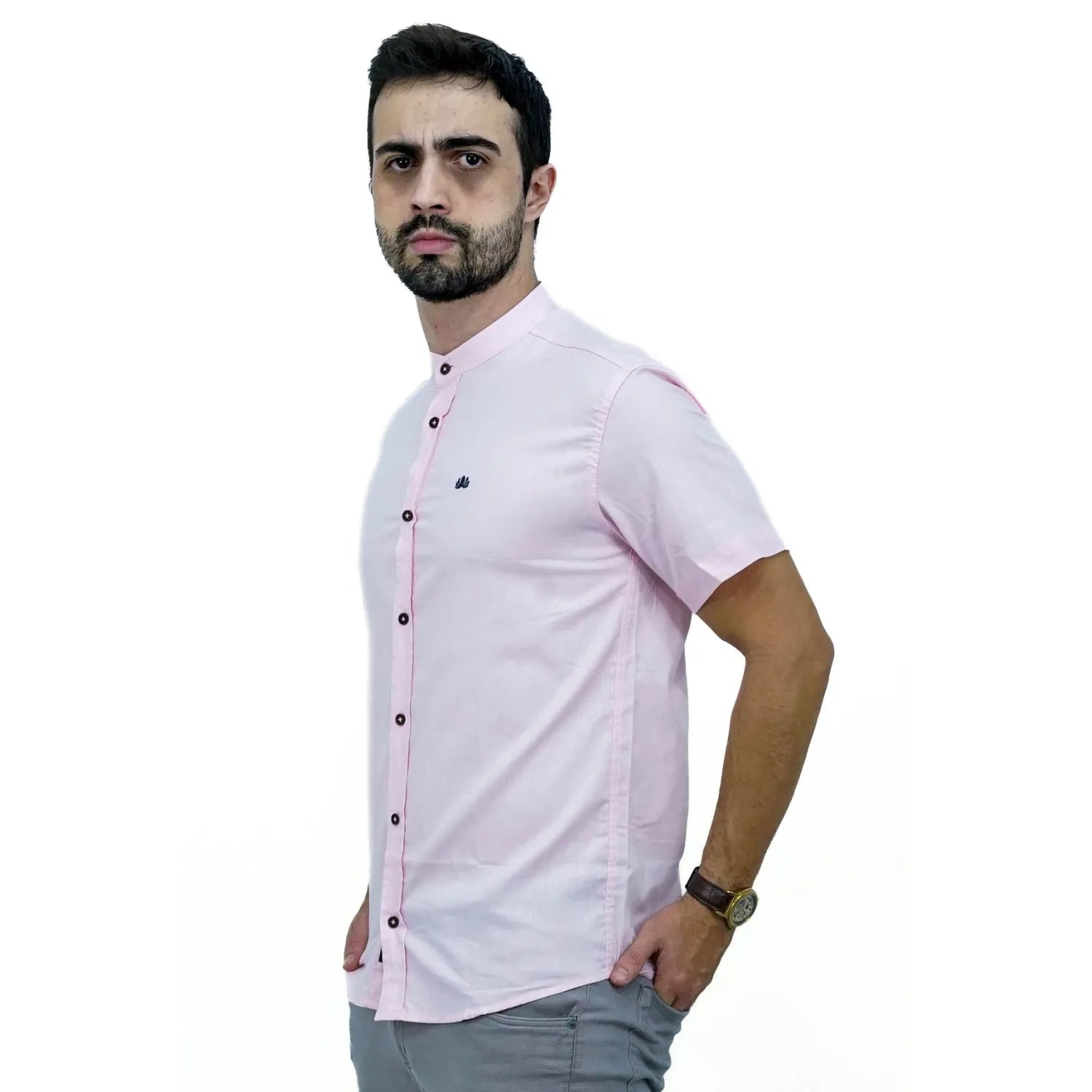 Camisa masculina manga curta gola padre lisa rosa 100% algodão, da marca Absinto Men. Foto de modelo vestindo a camisa social casual com botões escuros