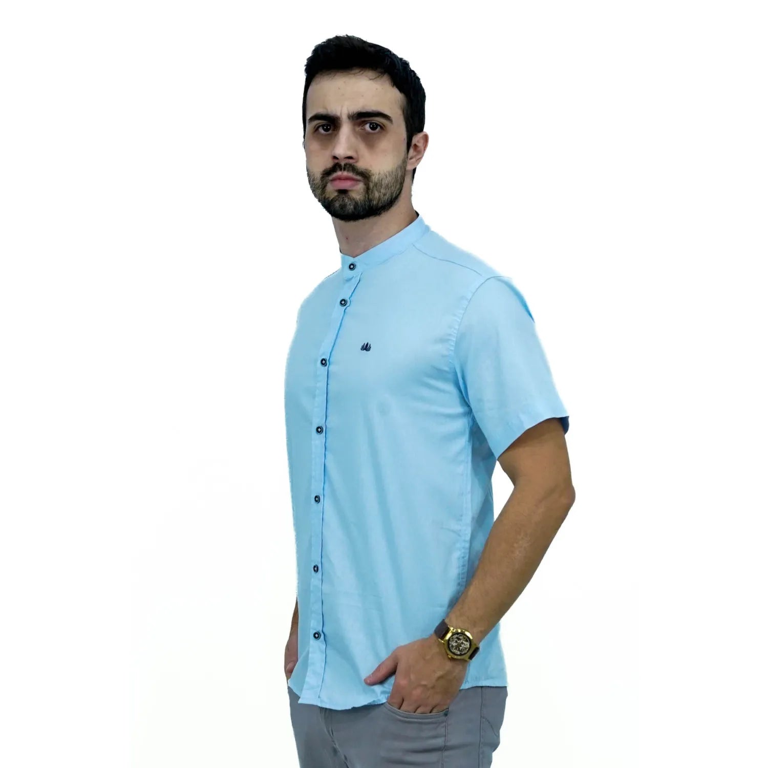 Camisa masculina manga curta gola padre lisa azul bebê 100% algodão, da marca Absinto Men. Foto de modelo vestindo a camisa social casual com botões escuros.