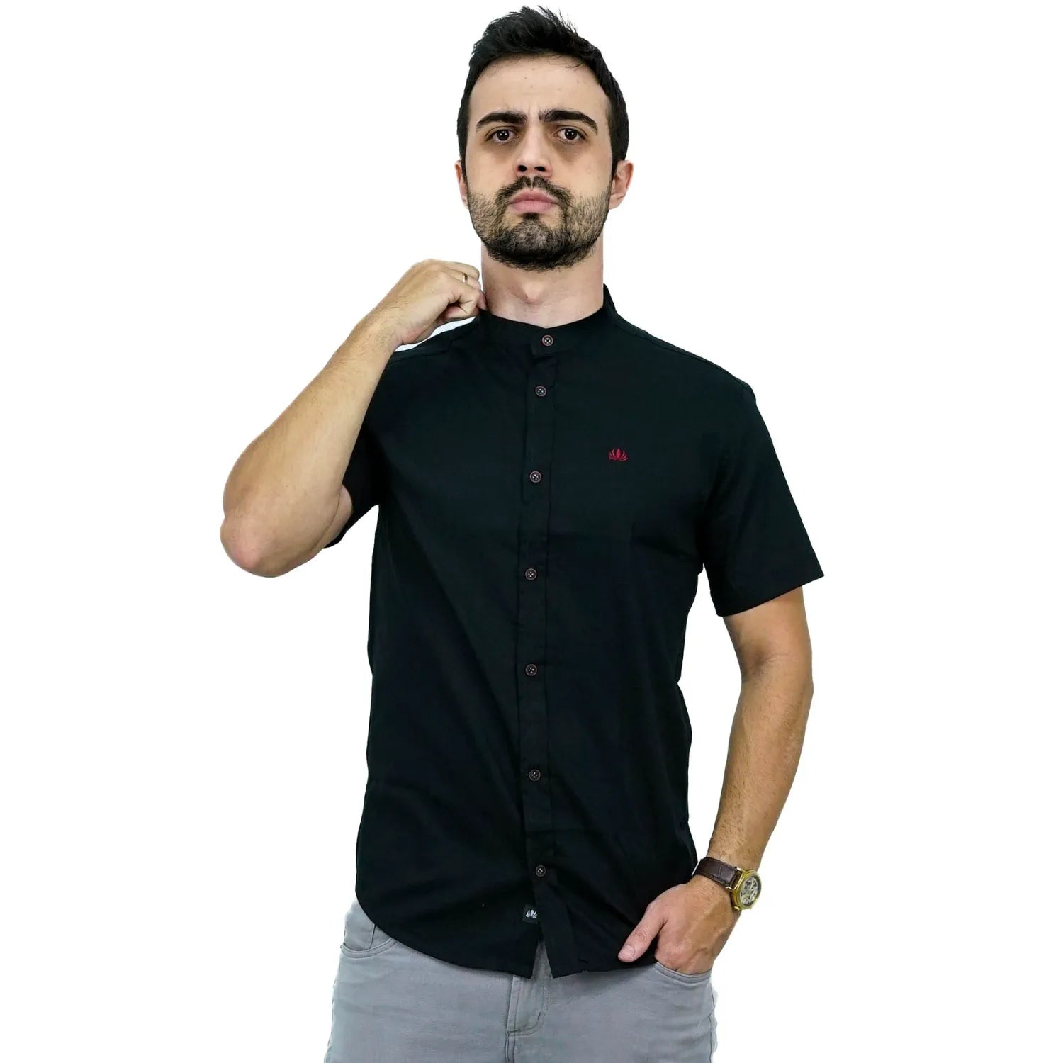 Camisa masculina manga curta gola padre lisa preta 100% algodão, da marca Absinto Men. Foto de modelo vestindo a camisa social casual com botões escuros