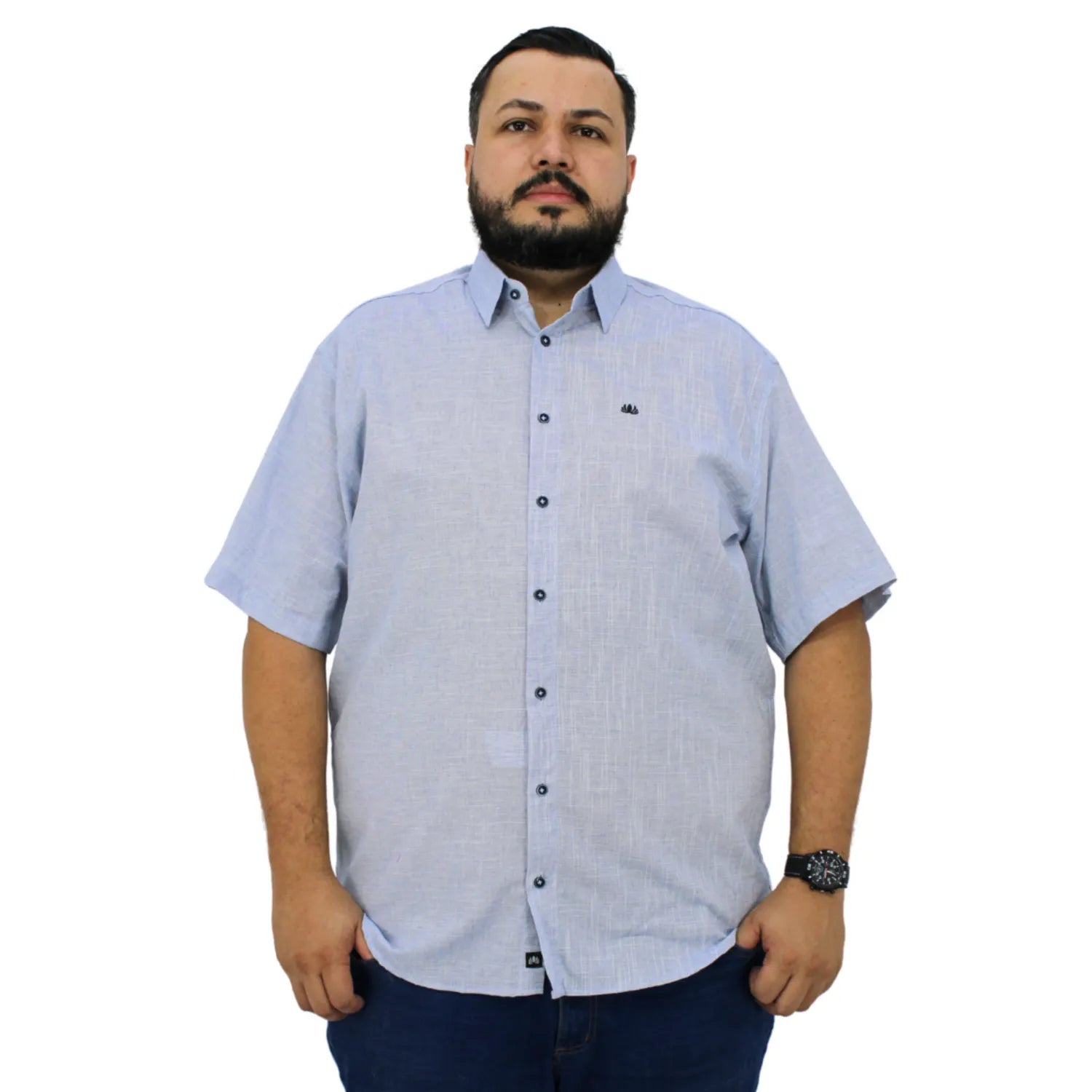Camisa social masculina plus size manga curta 100% algodão estilo linho, na cor azul. Foto de modelo vestindo a camisa casual da marca Absinto Men.