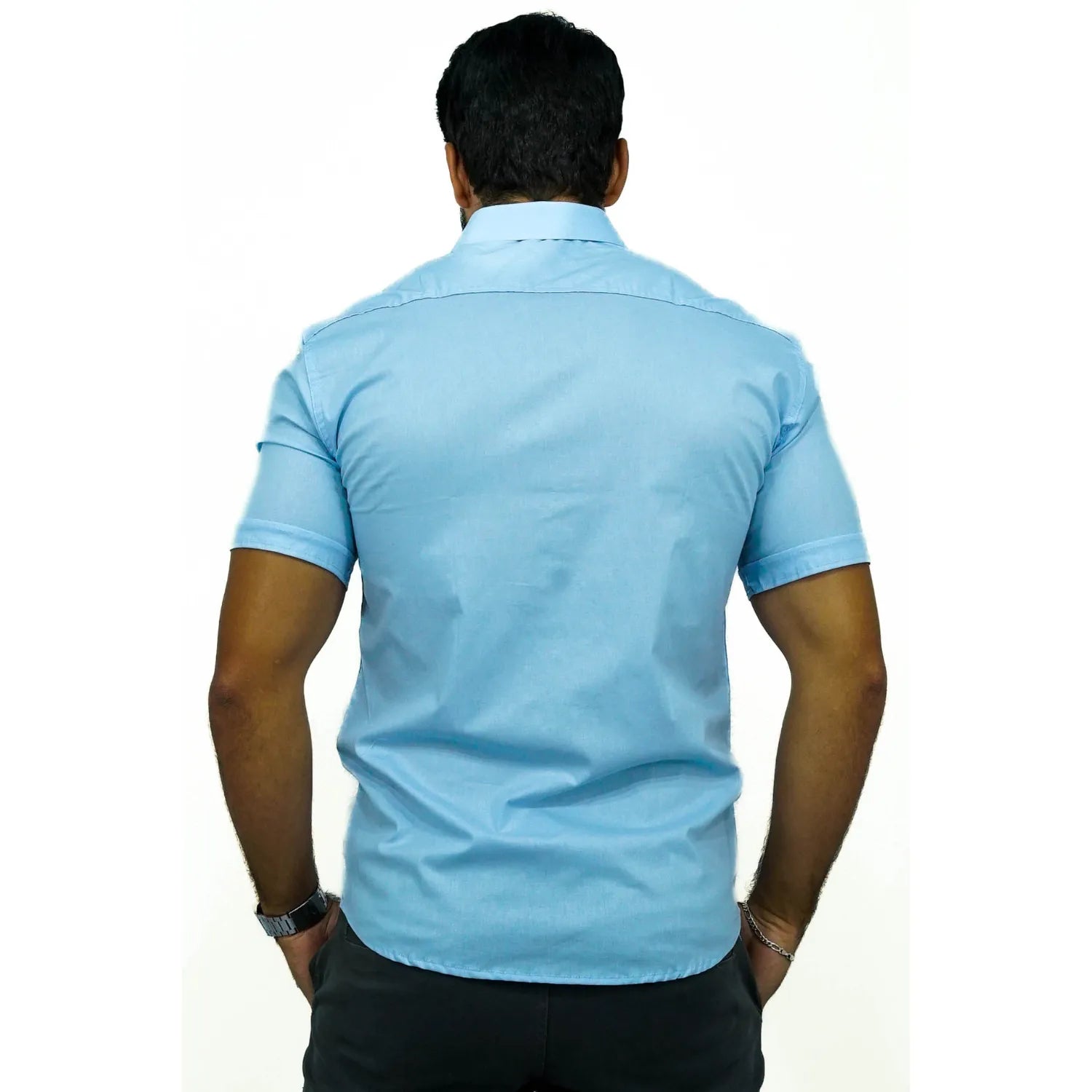 Camisa social masculina manga curta de algodão com elastano, na cor azul. Foto de modelo vestindo a camisa casual da marca Absinto Men.