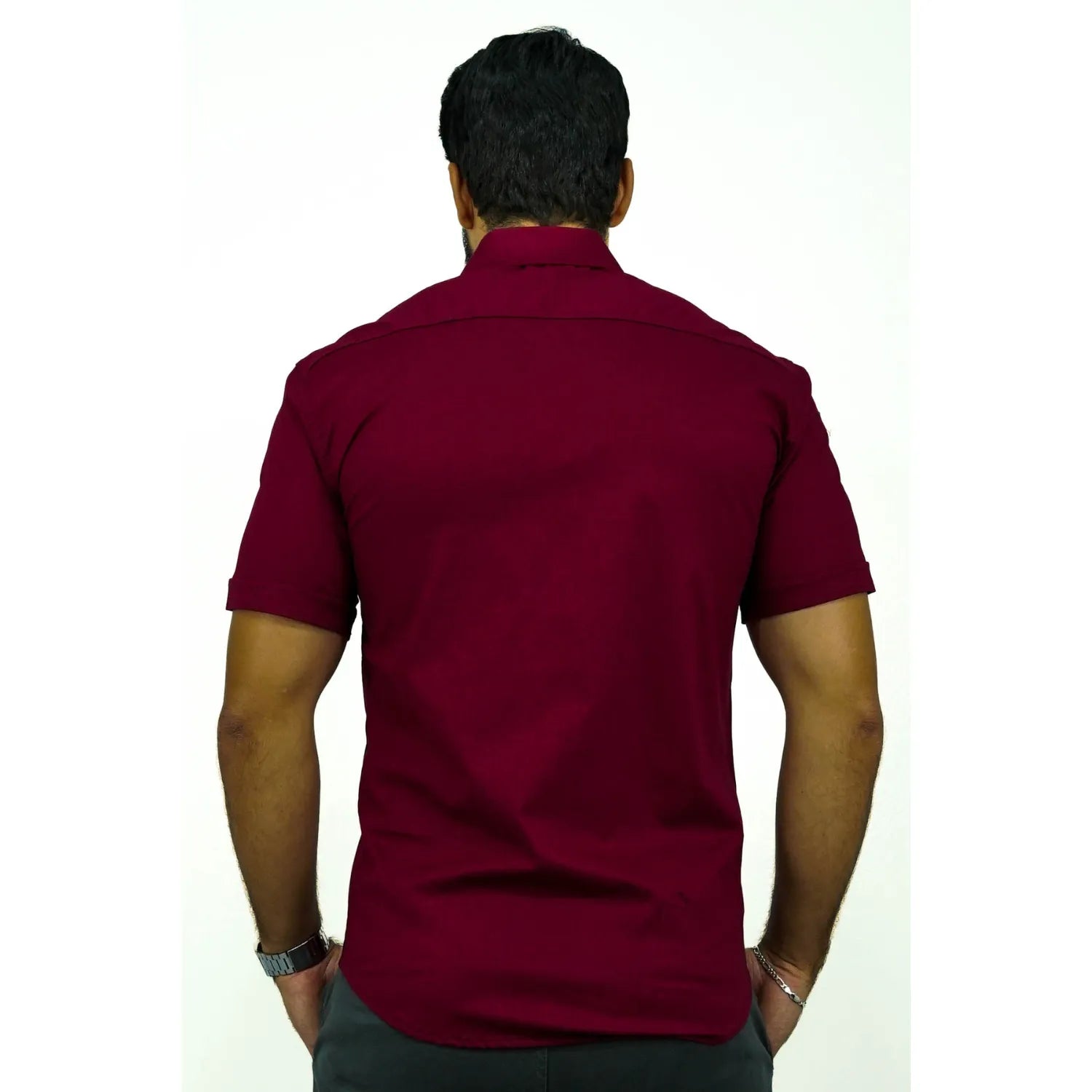 Camisa social masculina manga curta de algodão com elastano, na cor bordô. Foto de modelo vestindo a camisa casual da marca Absinto Men.