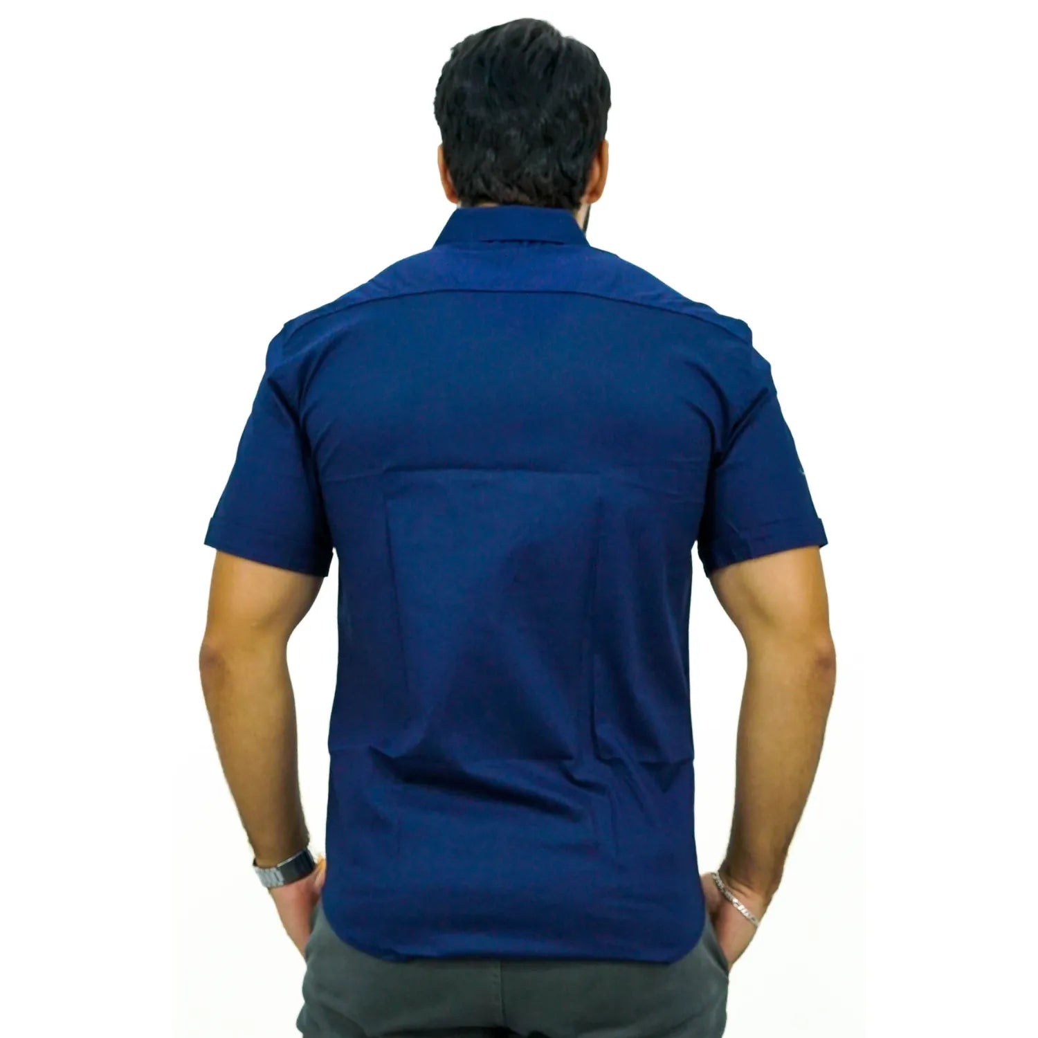 Camisa social masculina manga curta de algodão com elastano, na cor marinho. Foto de modelo vestindo a camisa casual da marca Absinto Men.