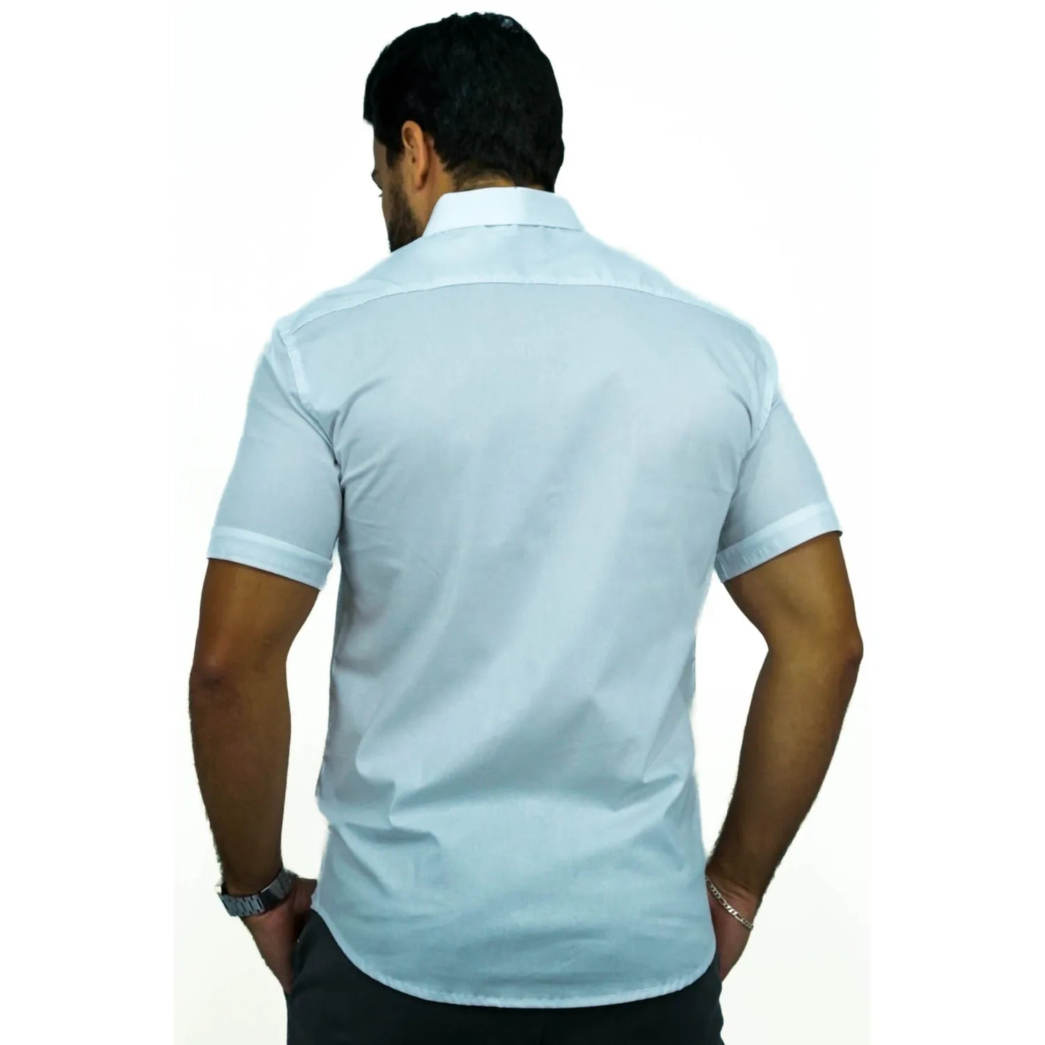 Camisa social masculina manga curta de algodão com elastano, na cor off. Foto de modelo vestindo a camisa casual da marca Absinto Men.