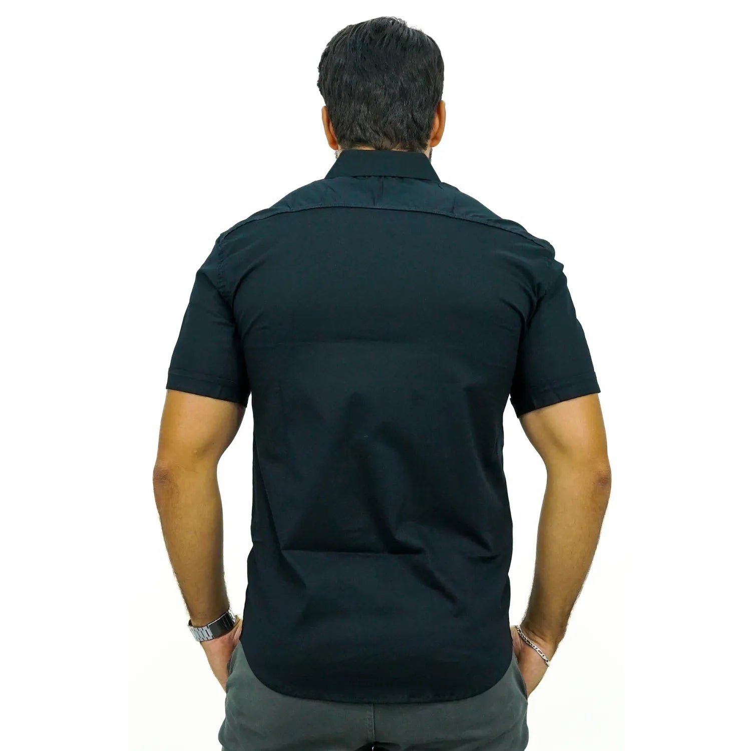 Camisa social masculina manga curta de algodão com elastano, na cor preta. Foto de modelo vestindo a camisa casual da marca Absinto Men.
