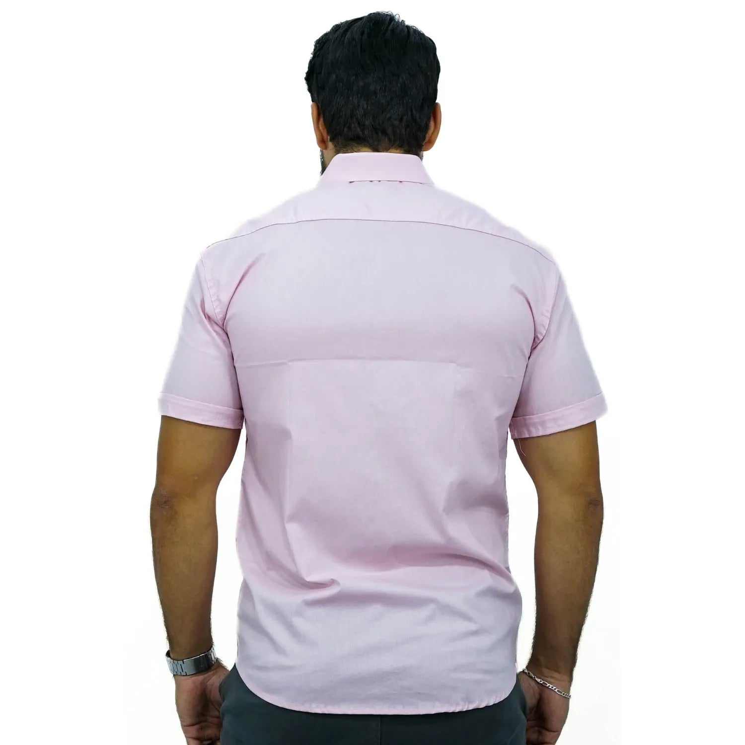 Camisa social masculina manga curta de algodão com elastano, na cor rosa. Foto de modelo vestindo a camisa casual da marca Absinto Men.