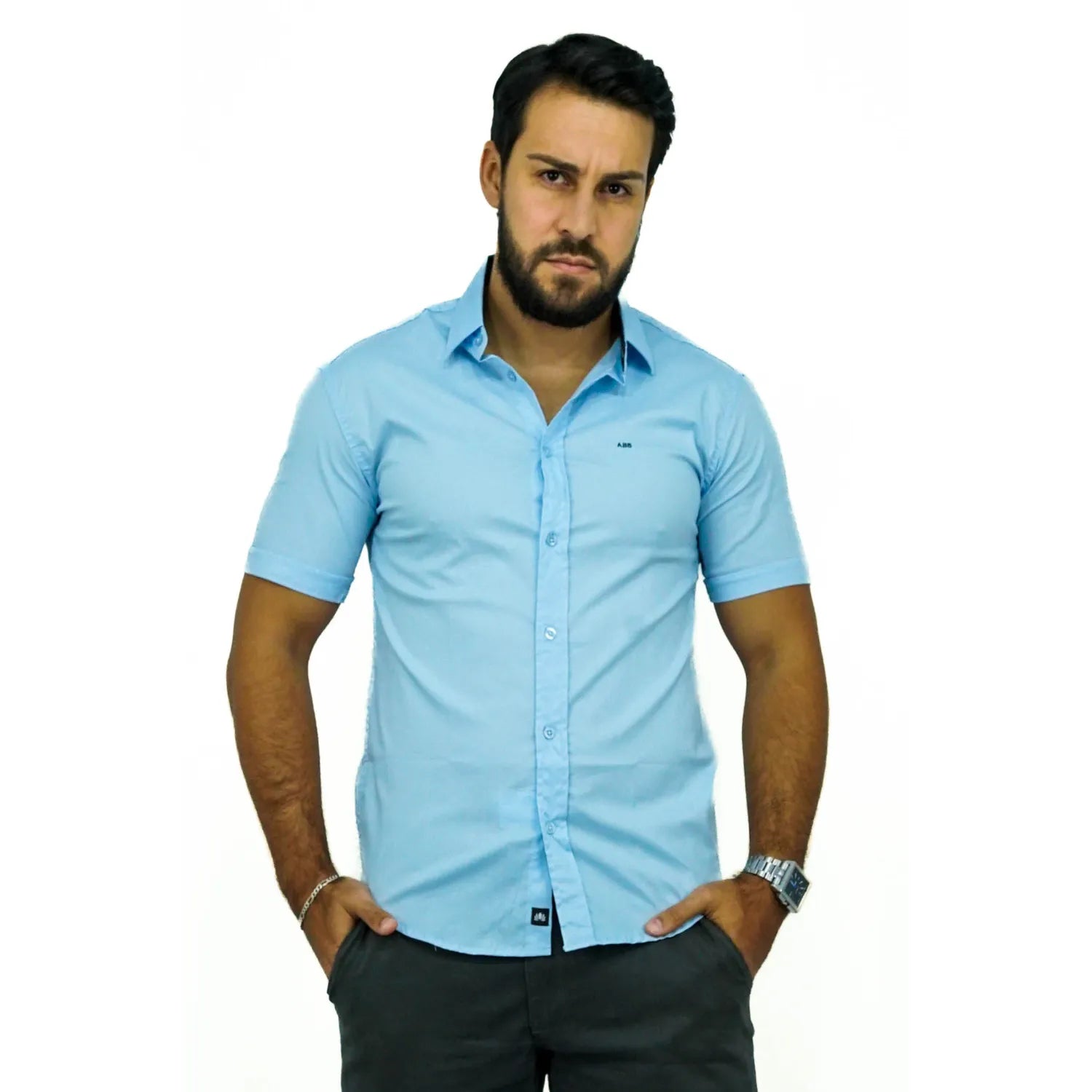 Camisa social masculina manga curta de algodão com elastano, na cor azul. Foto de modelo vestindo a camisa casual da marca Absinto Men.