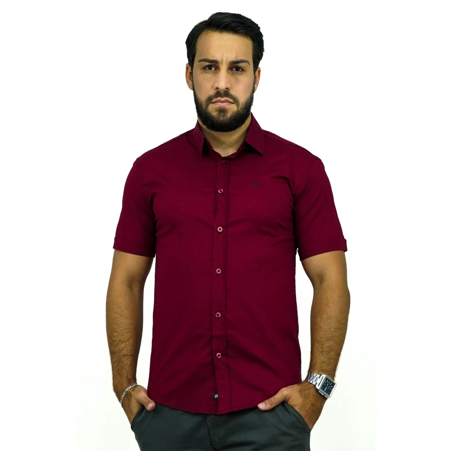 Camisa social masculina manga curta de algodão com elastano, na cor bordô. Foto de modelo vestindo a camisa casual da marca Absinto Men.