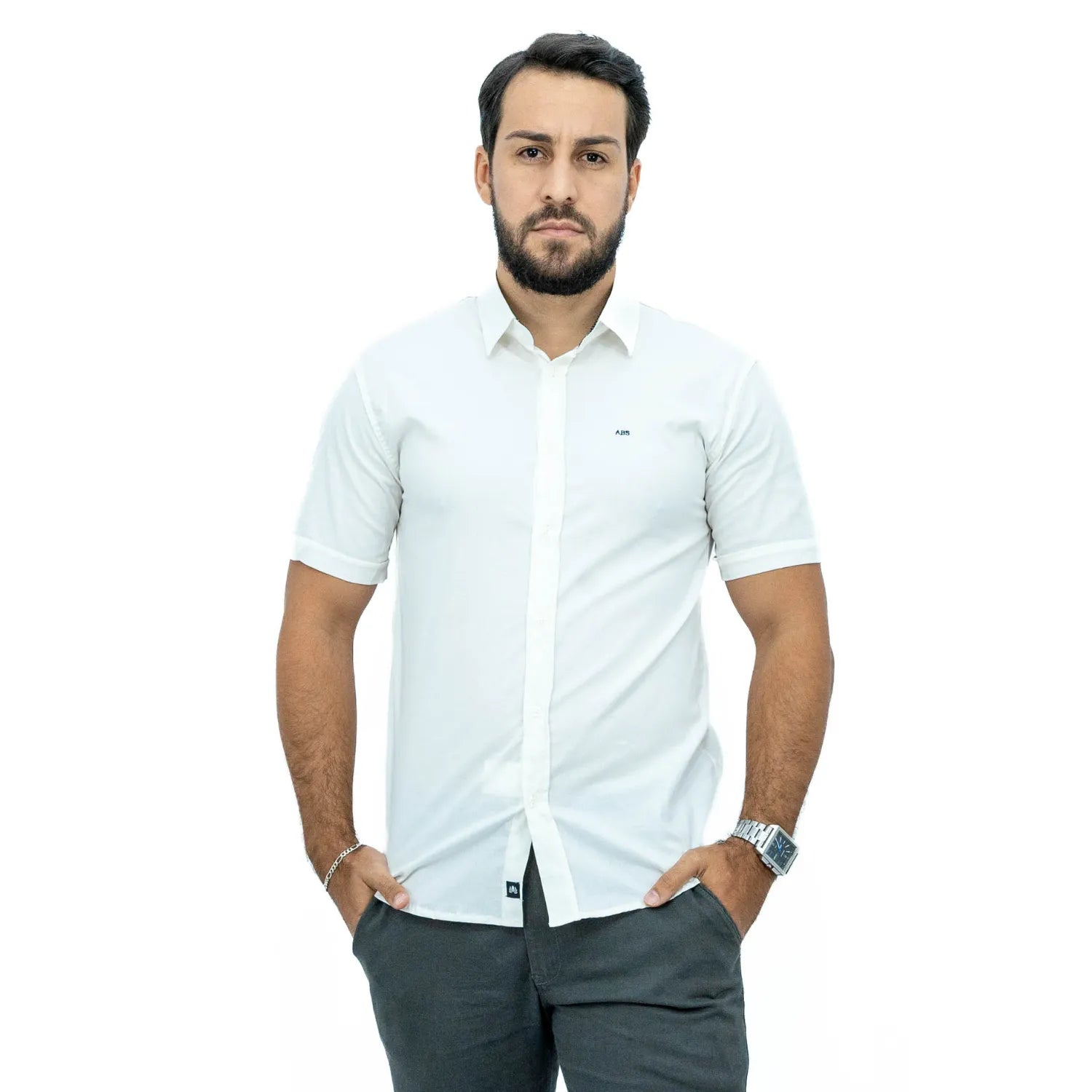 Camisa social masculina manga curta de algodão com elastano, na cor branca. Foto de modelo vestindo a camisa casual da marca Absinto Men.
