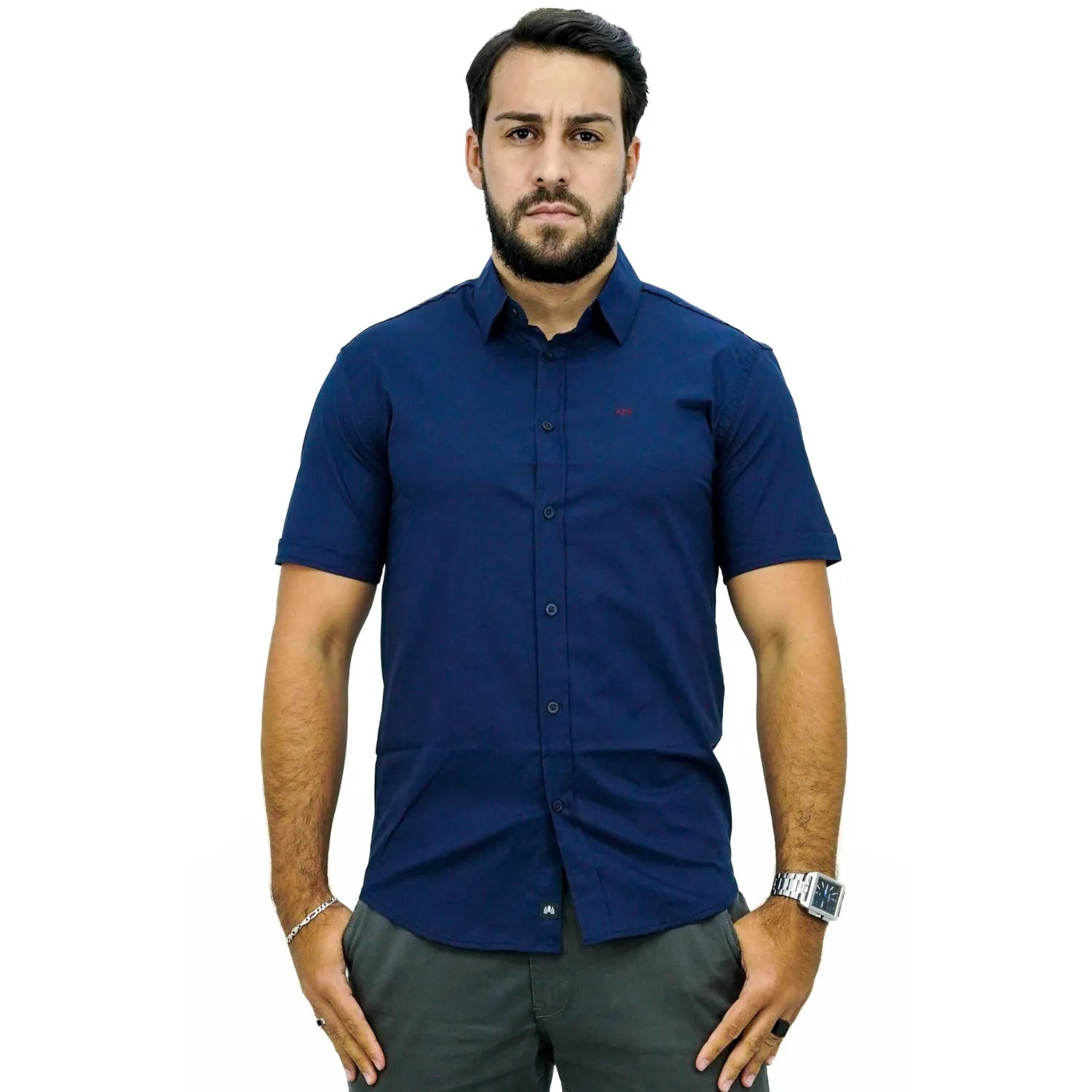 Camisa social masculina manga curta de algodão com elastano, na cor marinho. Foto de modelo vestindo a camisa casual da marca Absinto Men.
