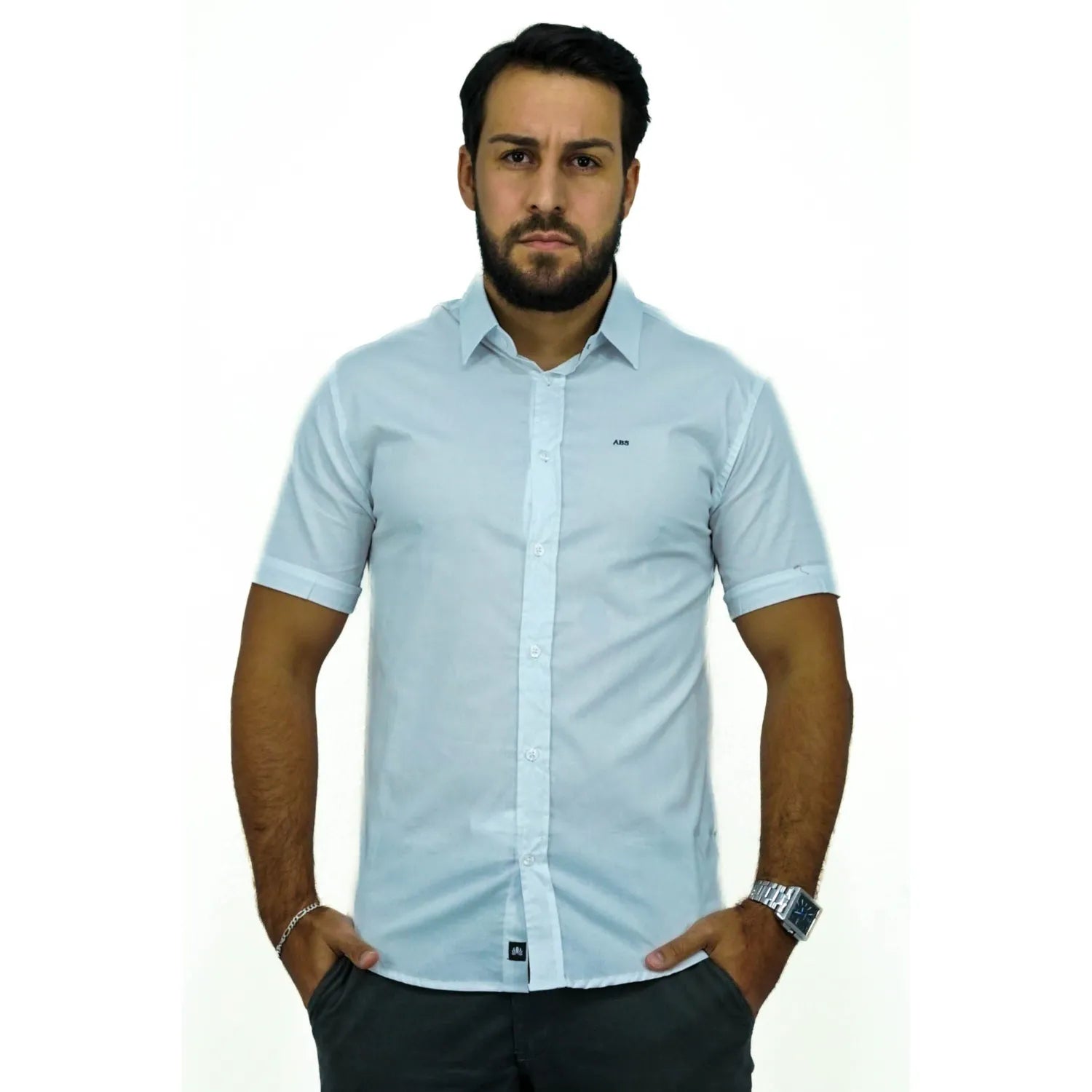 Camisa social masculina manga curta de algodão com elastano, na cor off. Foto de modelo vestindo a camisa casual da marca Absinto Men.