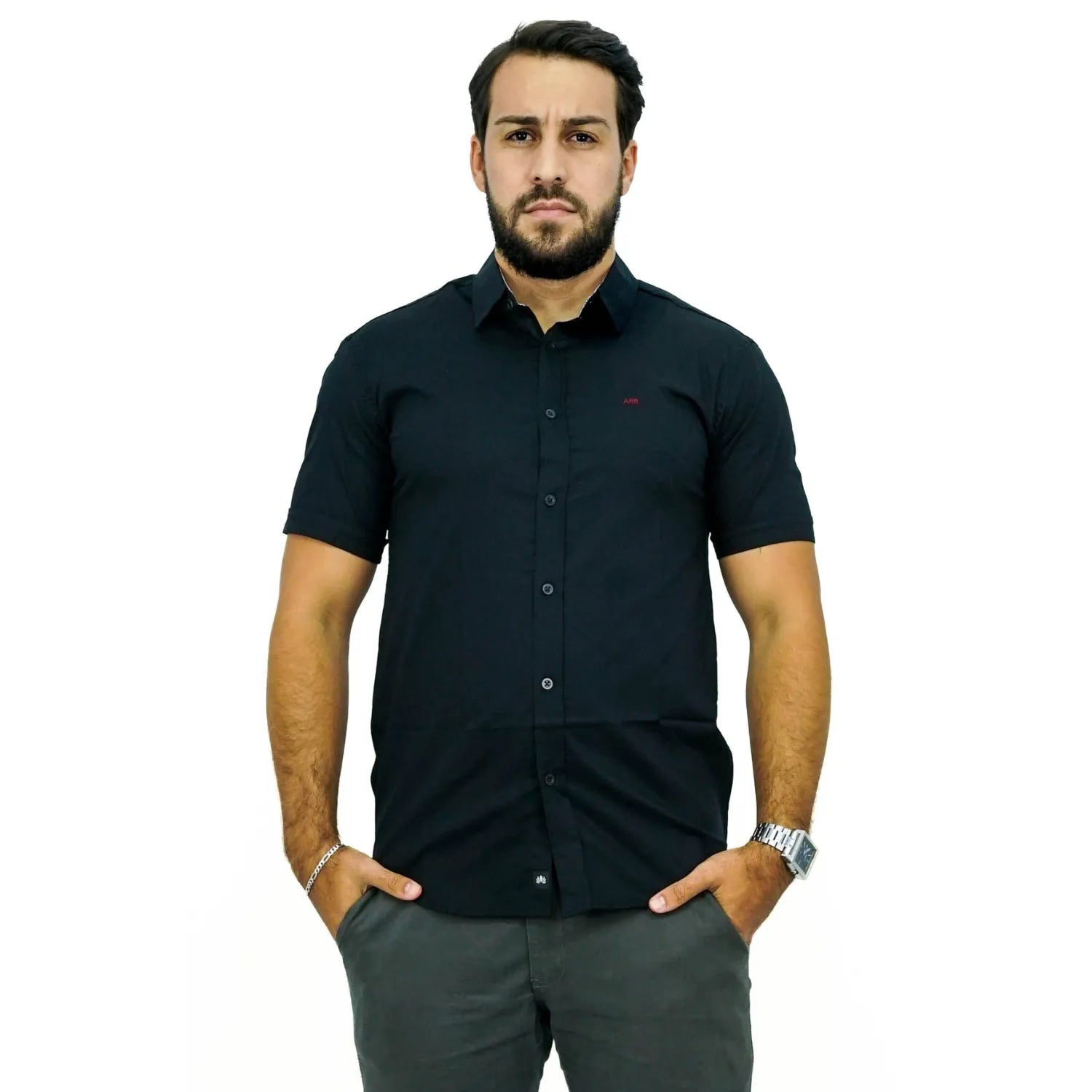 Camisa social masculina manga curta de algodão com elastano, na cor preta. Foto de modelo vestindo a camisa casual da marca Absinto Men.