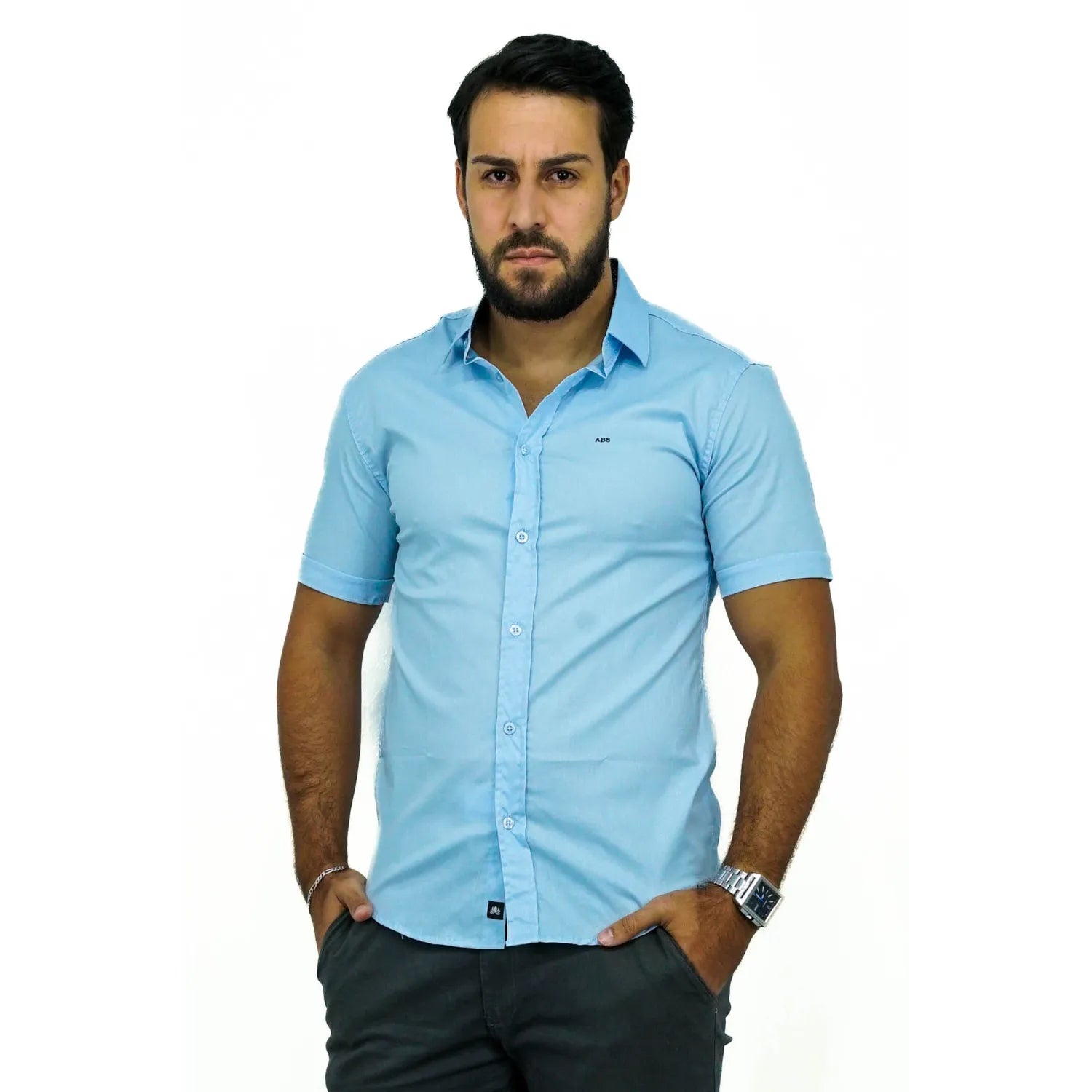 Camisa social masculina manga curta de algodão com elastano, na cor azul. Foto de modelo vestindo a camisa casual da marca Absinto Men.