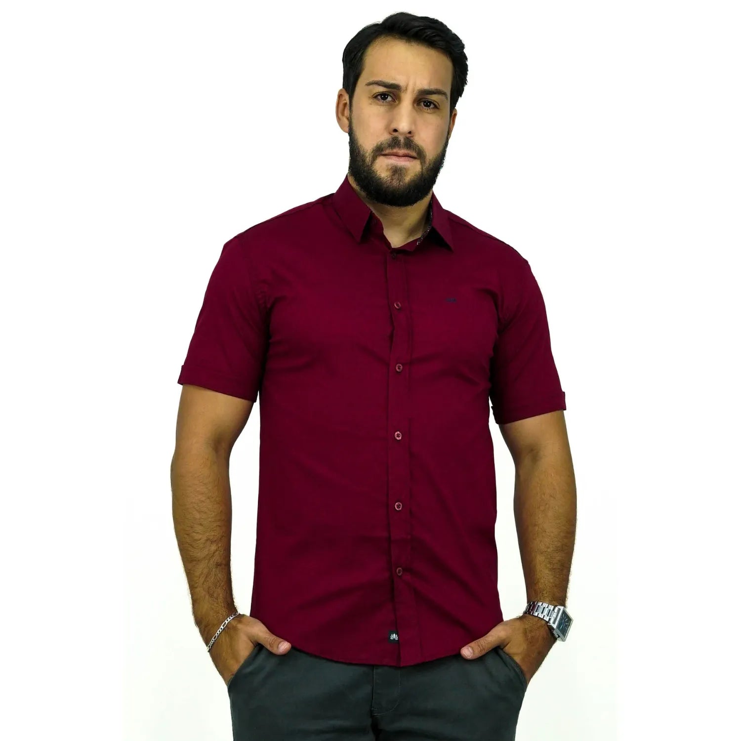 Camisa social masculina manga curta de algodão com elastano, na cor bordô. Foto de modelo vestindo a camisa casual da marca Absinto Men.