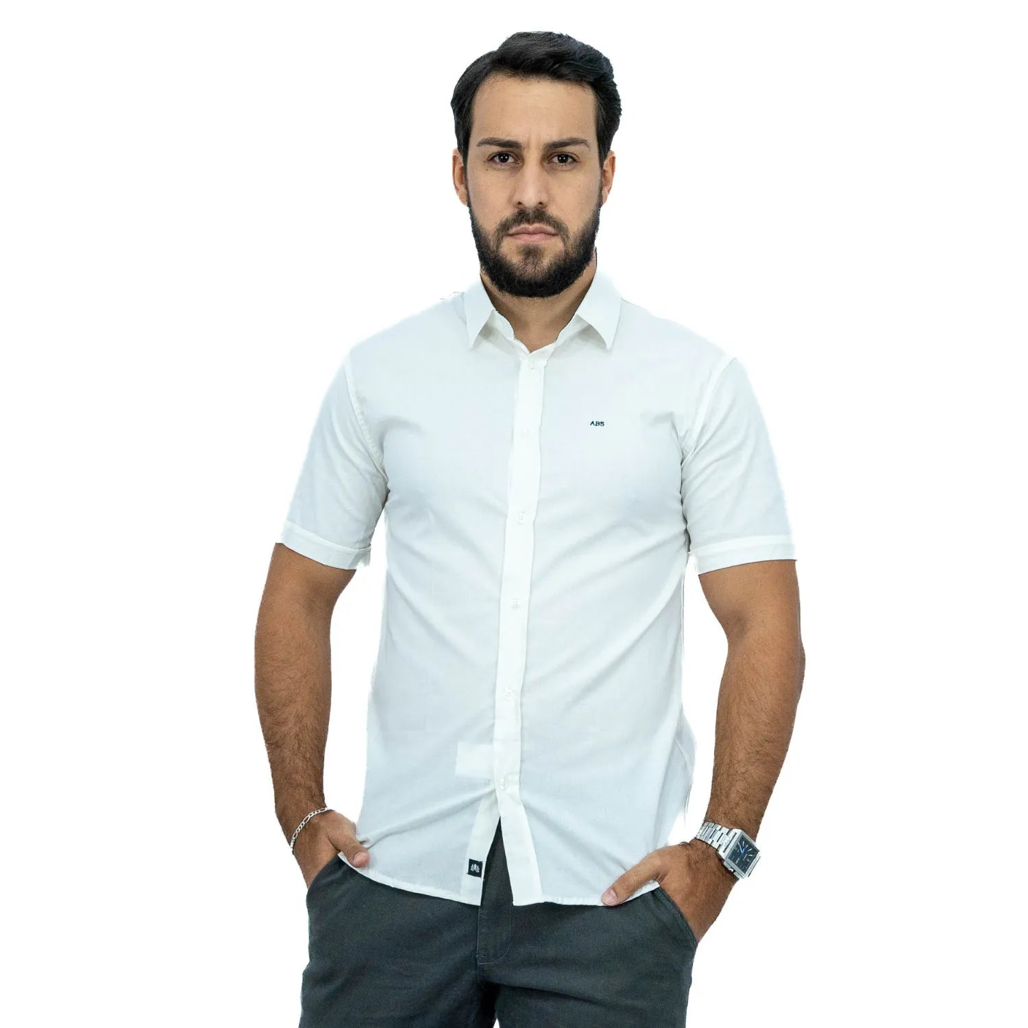 Camisa social masculina manga curta de algodão com elastano, na cor branca. Foto de modelo vestindo a camisa casual da marca Absinto Men.