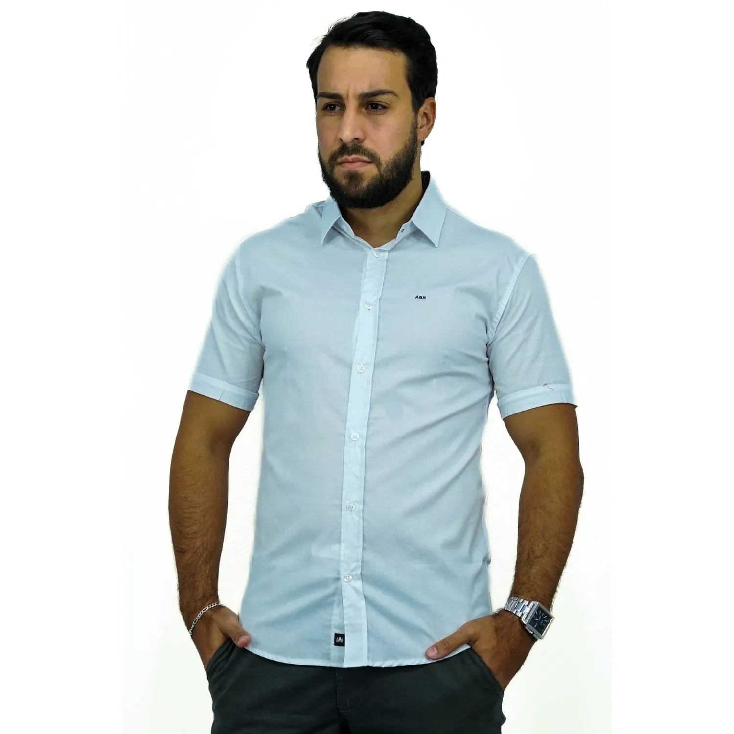 Camisa social masculina manga curta de algodão com elastano, na cor off. Foto de modelo vestindo a camisa casual da marca Absinto Men.