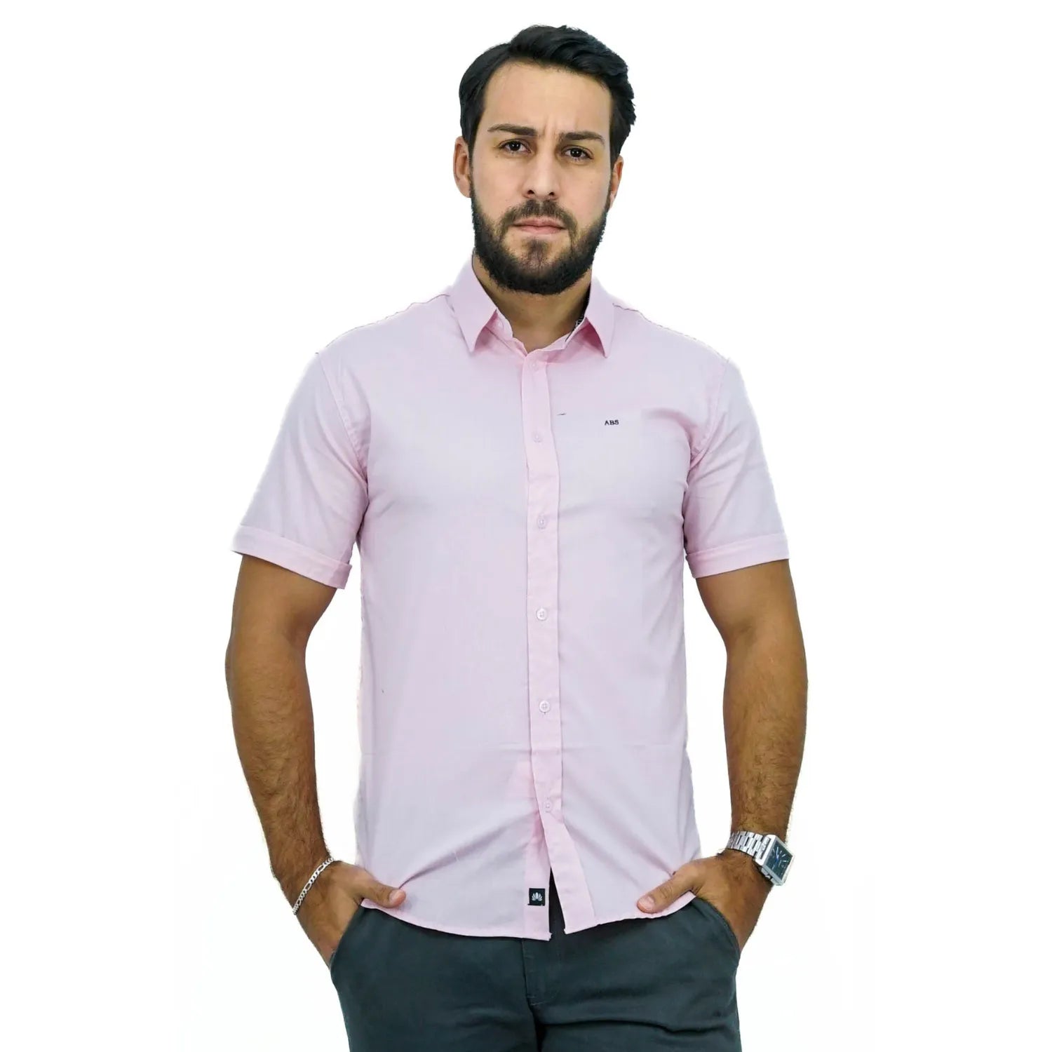 Camisa social masculina manga curta de algodão com elastano, na cor rosa. Foto de modelo vestindo a camisa casual da marca Absinto Men.