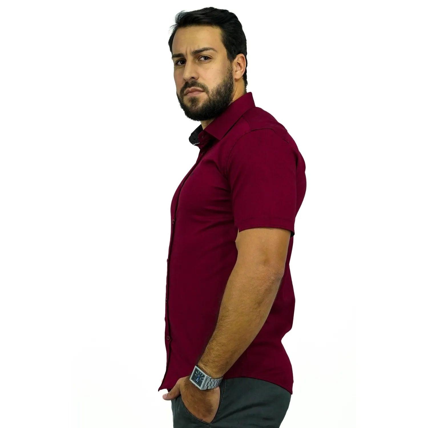 Camisa social masculina manga curta de algodão com elastano, na cor bordô. Foto de modelo vestindo a camisa casual da marca Absinto Men.