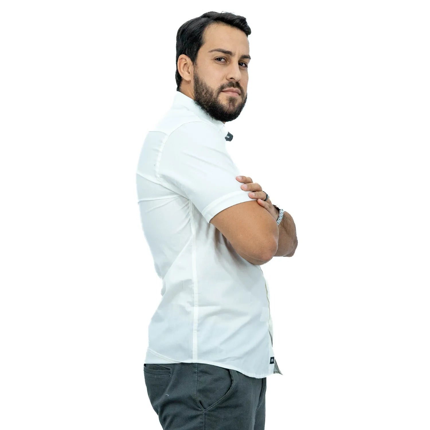 Camisa social masculina manga curta de algodão com elastano, na cor branca. Foto de modelo vestindo a camisa casual da marca Absinto Men.