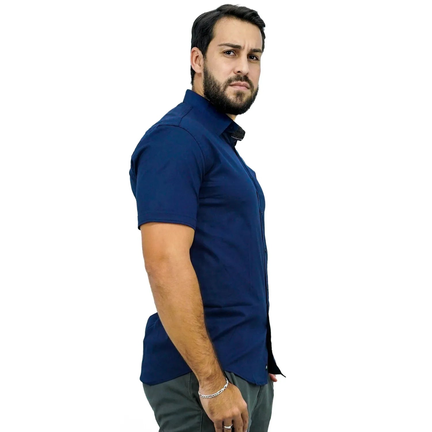 Camisa social masculina manga curta de algodão com elastano, na cor marinho. Foto de modelo vestindo a camisa casual da marca Absinto Men.