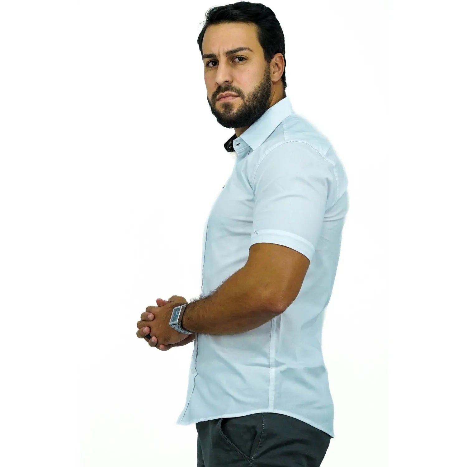 Camisa social masculina manga curta de algodão com elastano, na cor off. Foto de modelo vestindo a camisa casual da marca Absinto Men.